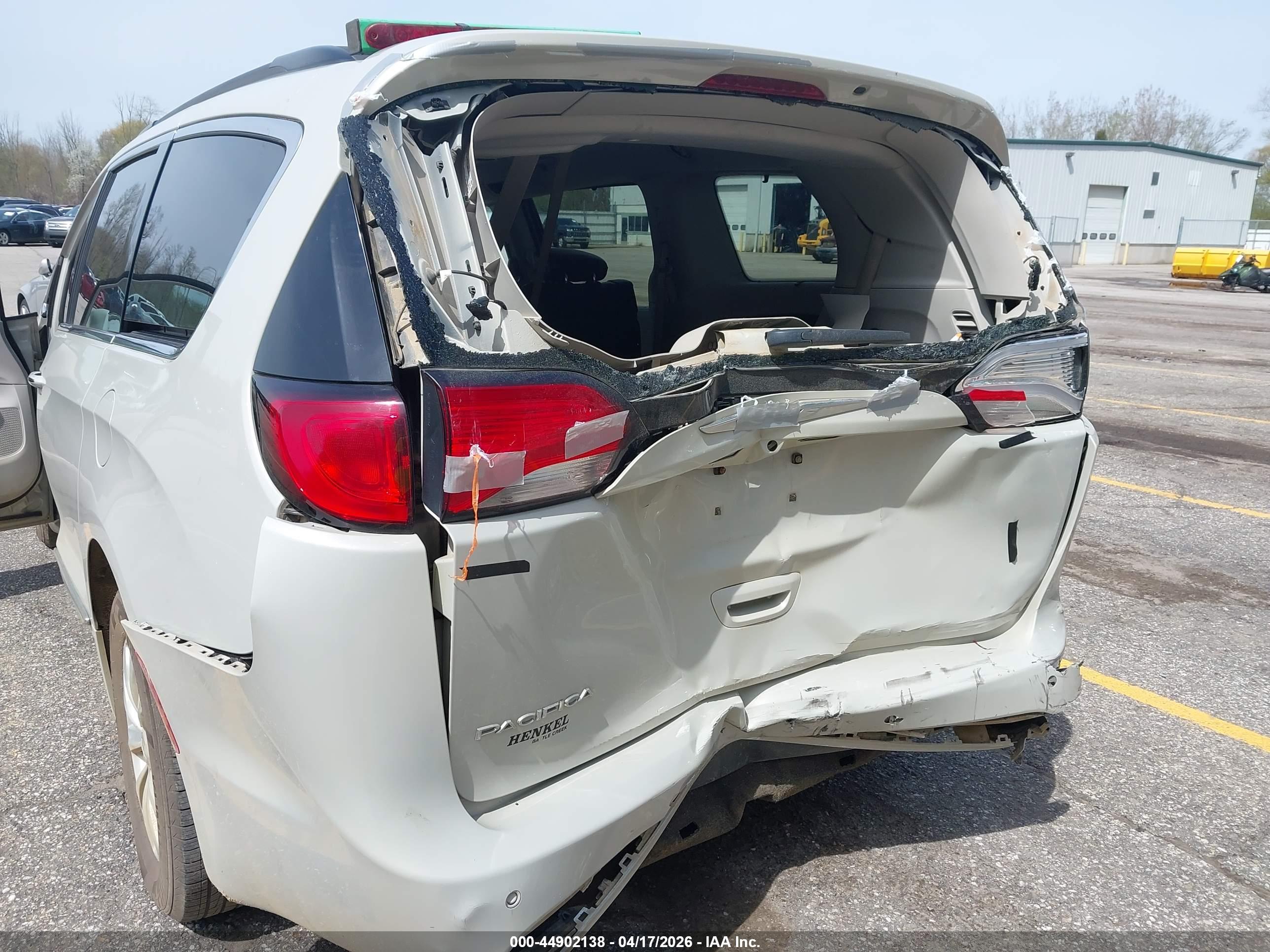 CHRYSLER PACIFICA image 6