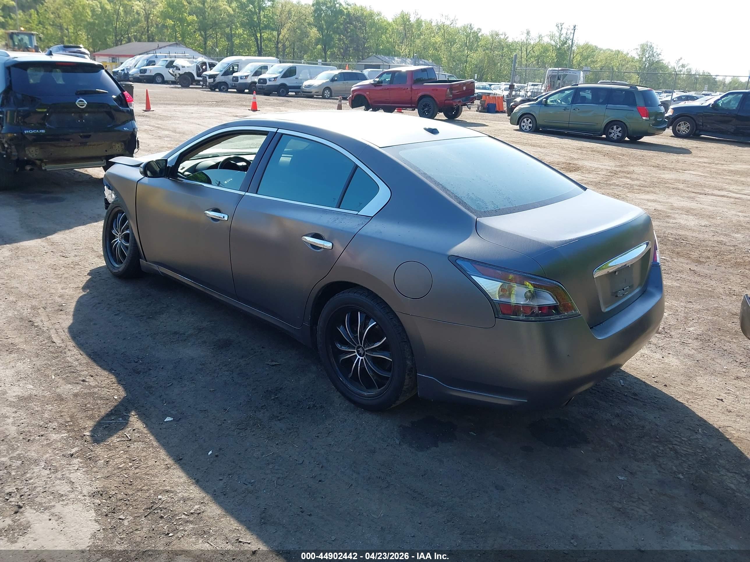 NISSAN MAXIMA image 3