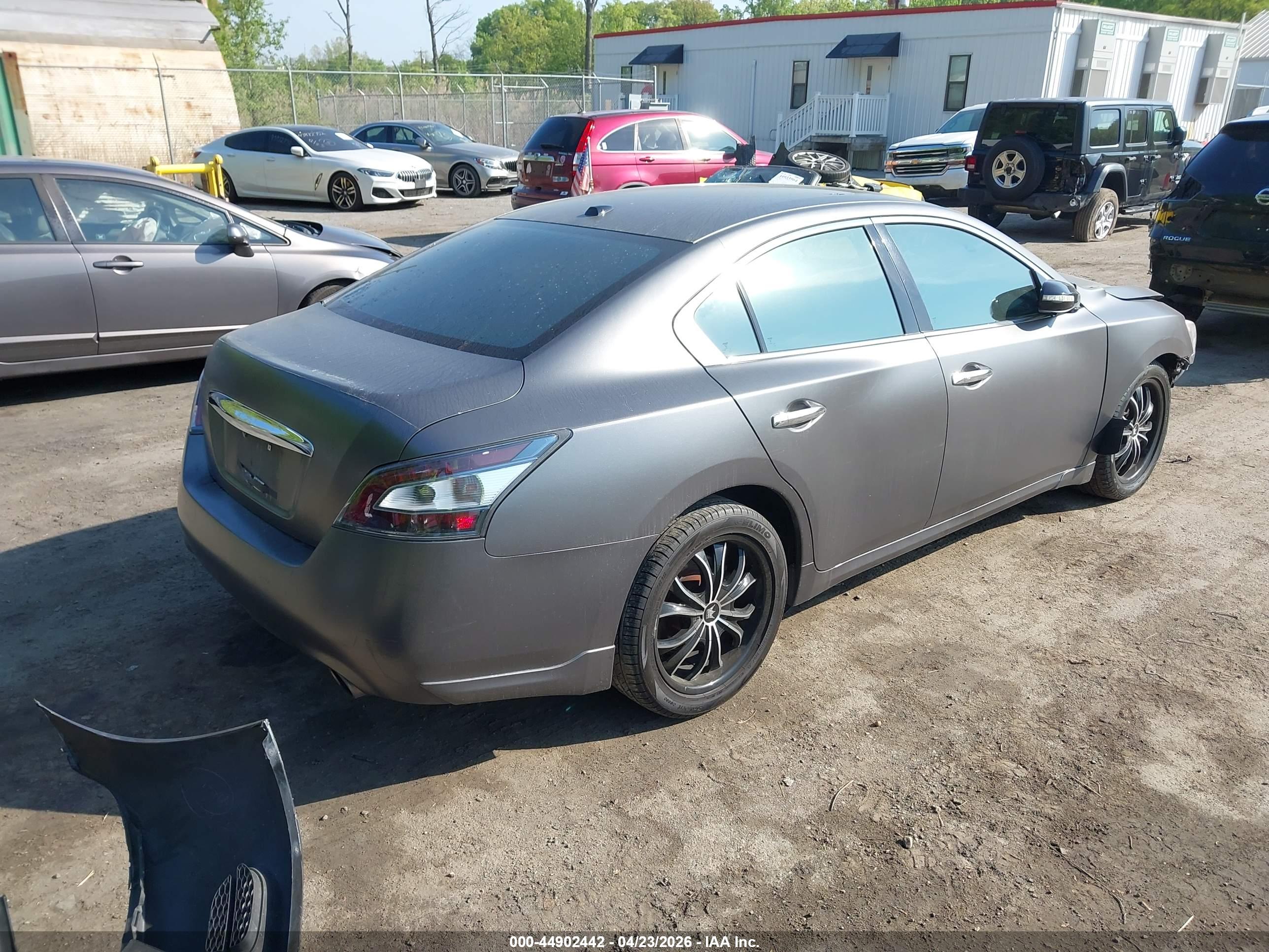 NISSAN MAXIMA image 4