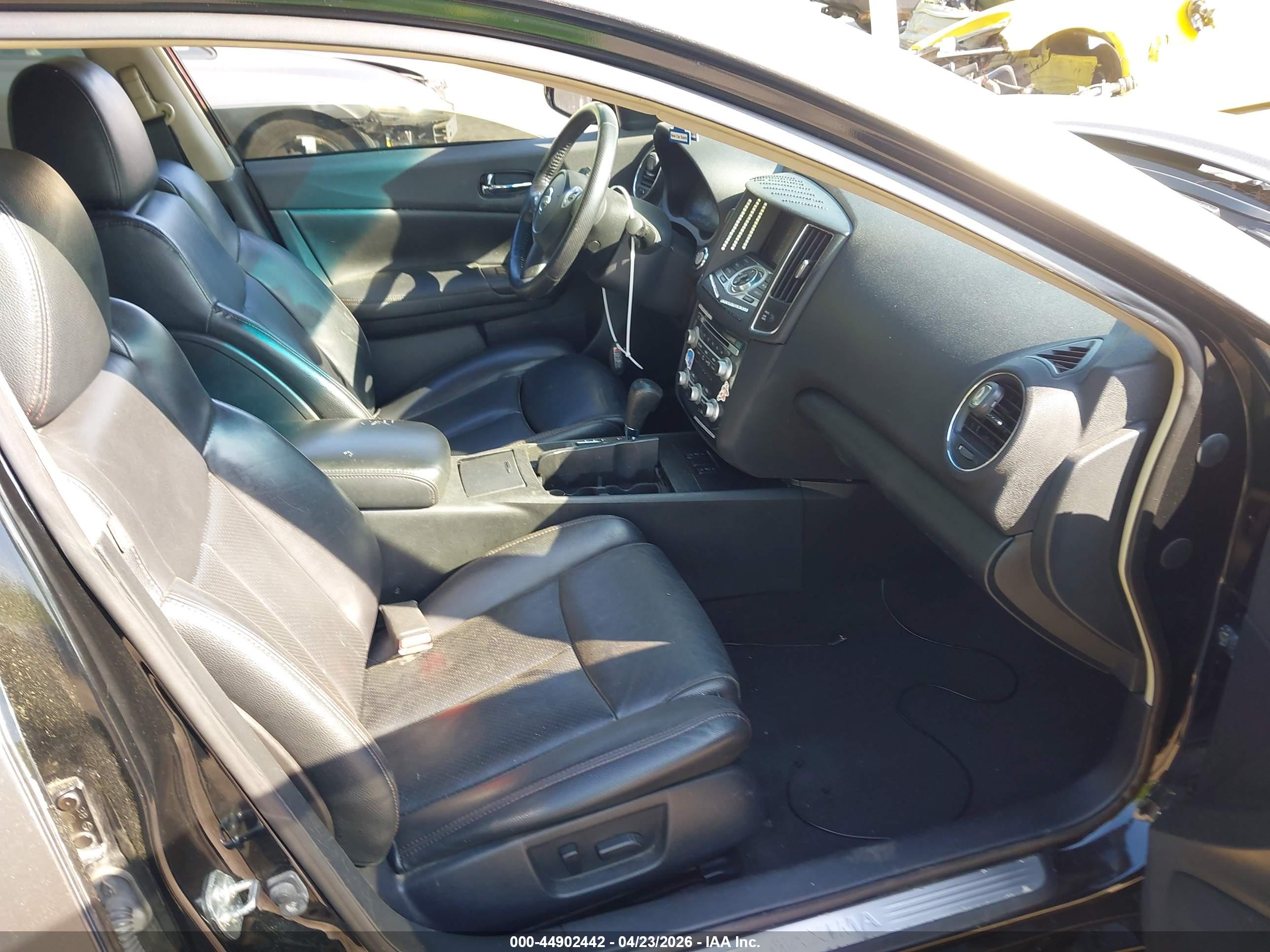 NISSAN MAXIMA image 5