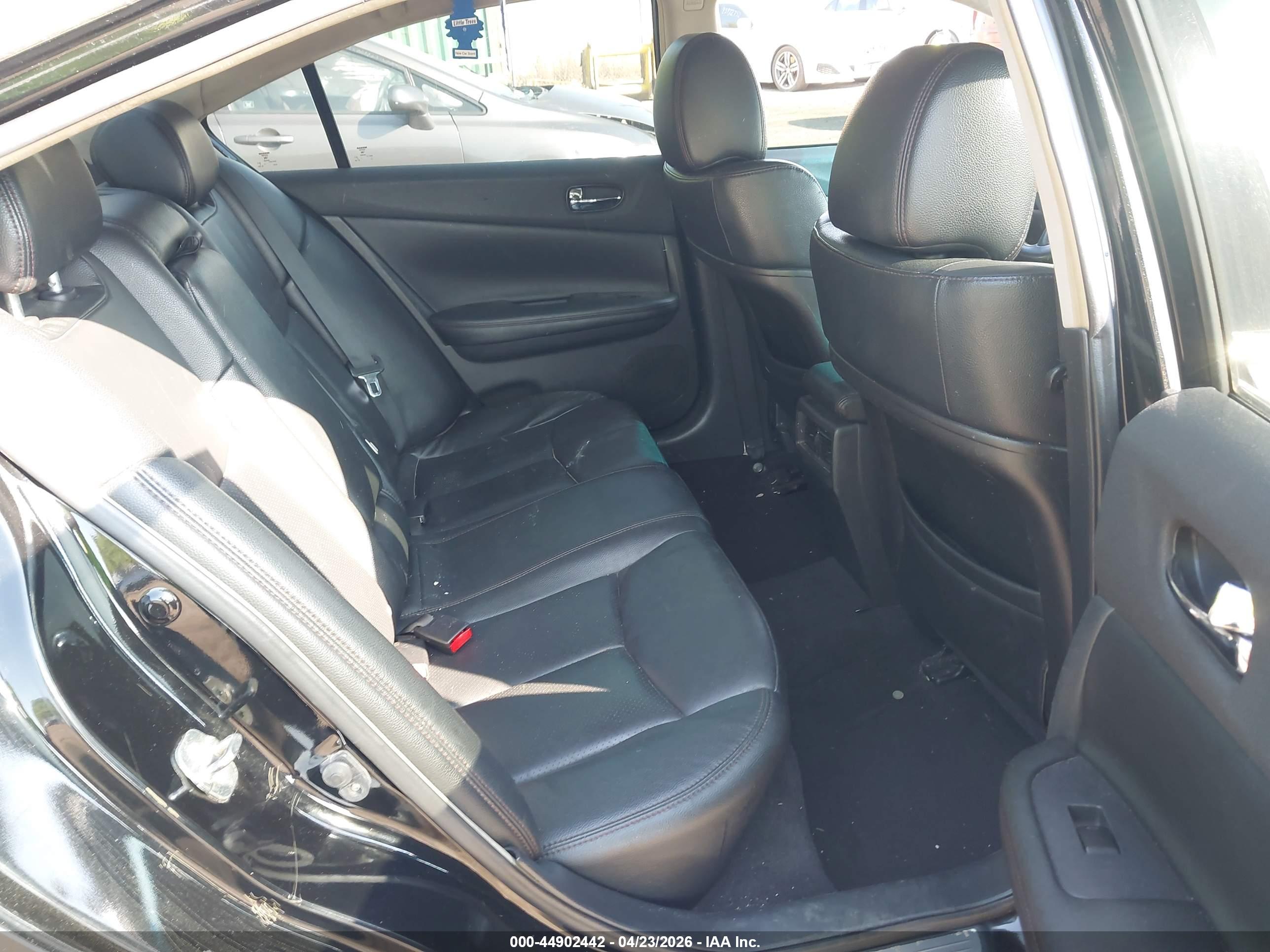 NISSAN MAXIMA image 8
