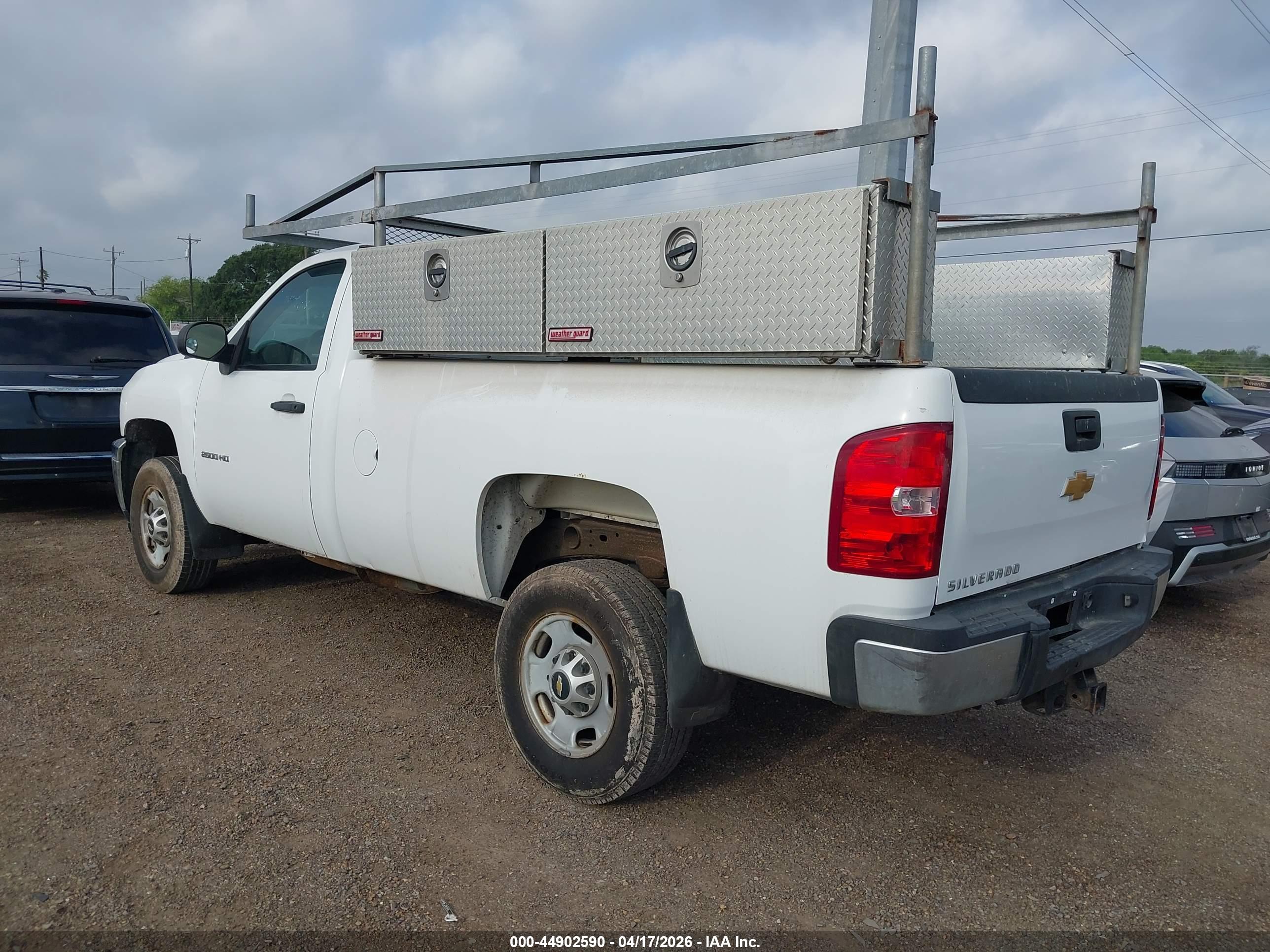 CHEVROLET SILVERADO image 3