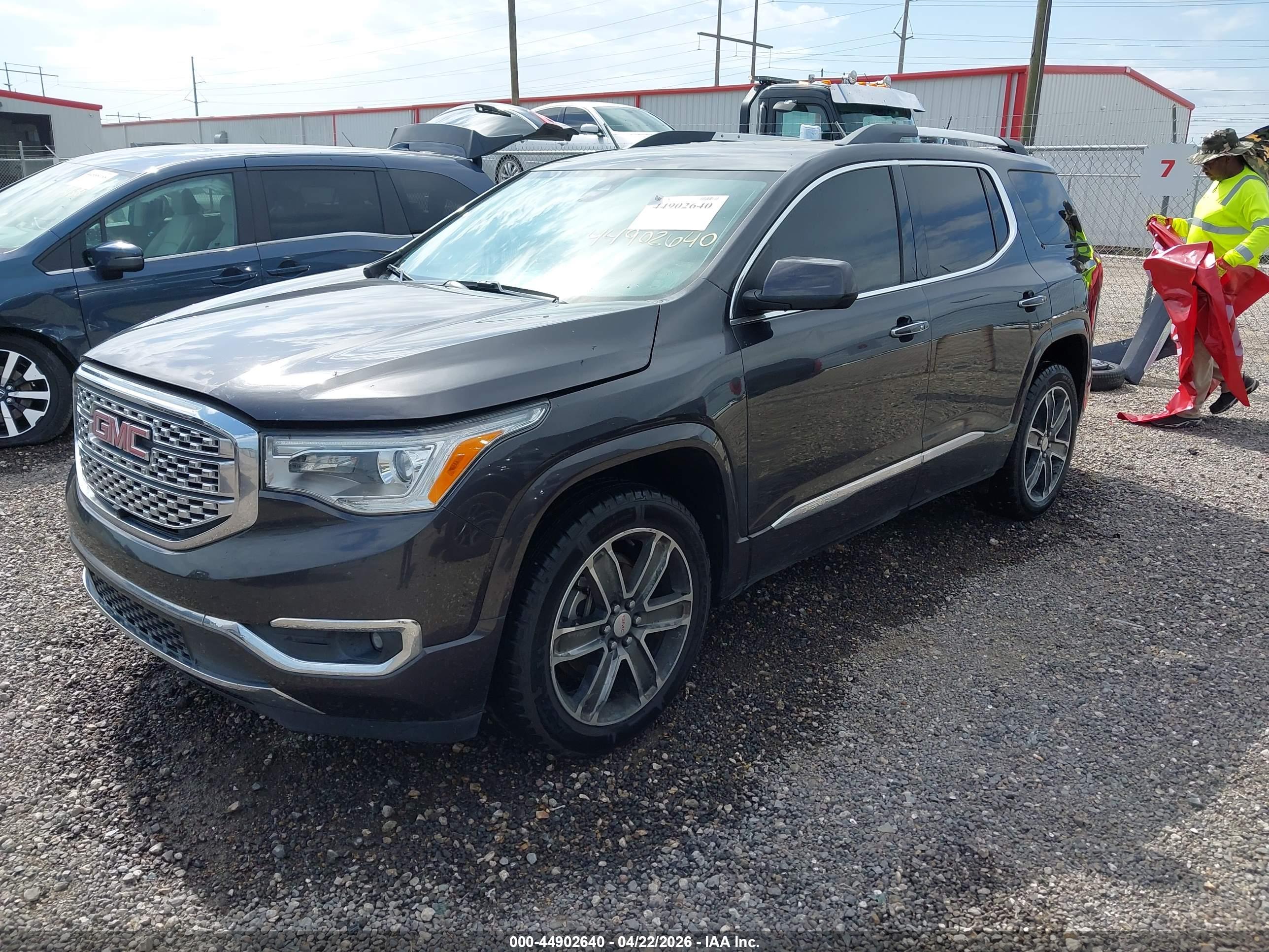 GMC ACADIA image 2