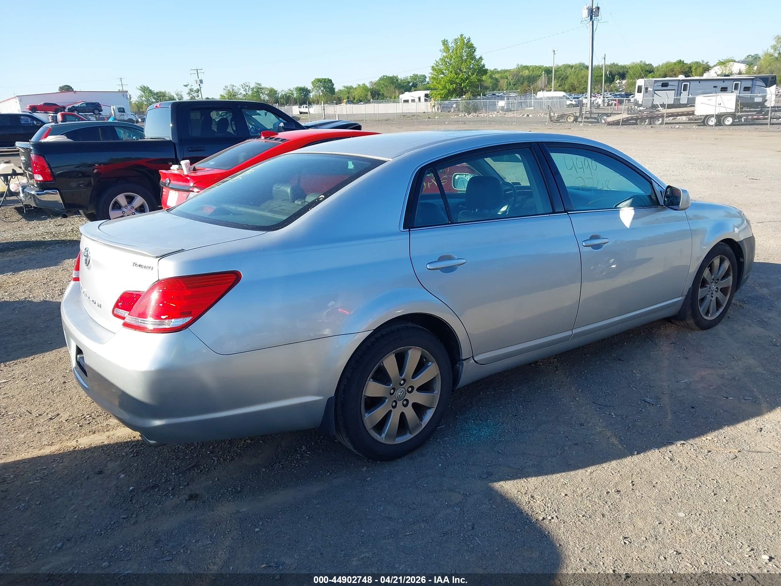 TOYOTA AVALON image 4