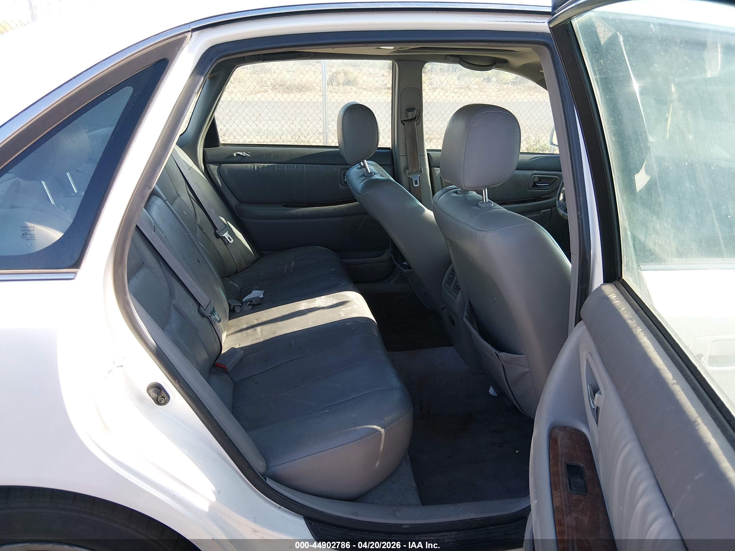TOYOTA AVALON image 8