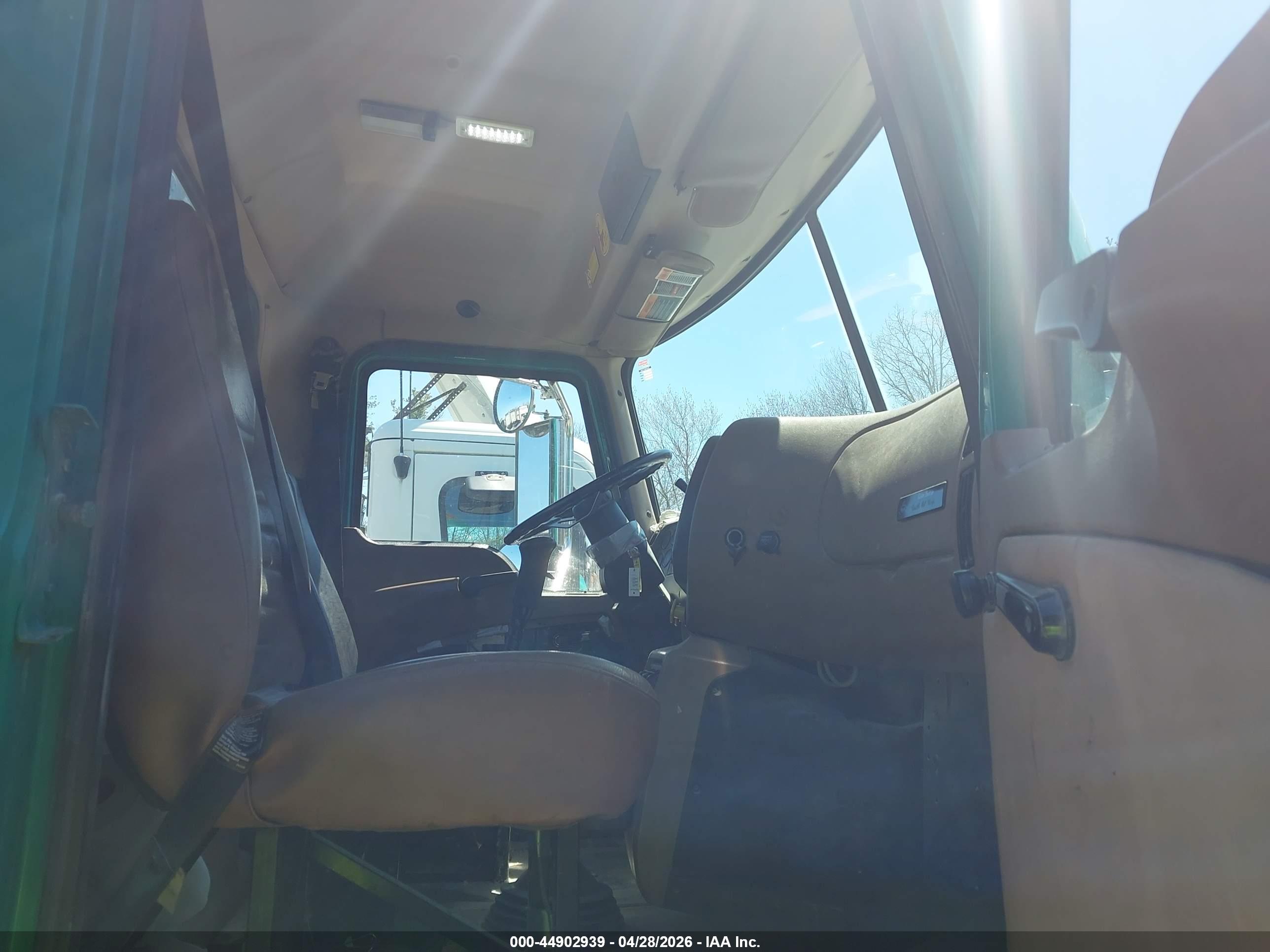 MACK 700 image 8