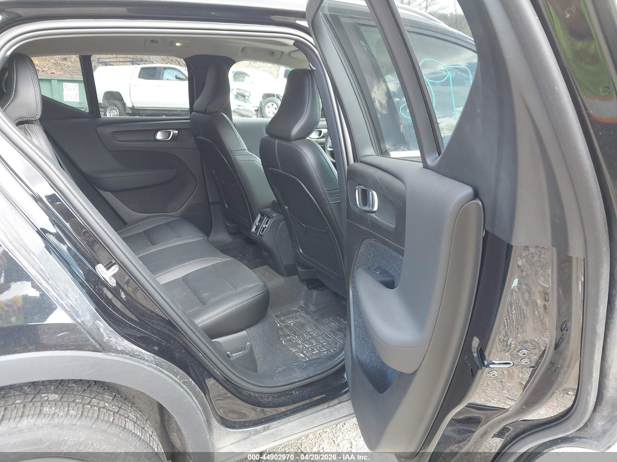 VOLVO XC40 image 8