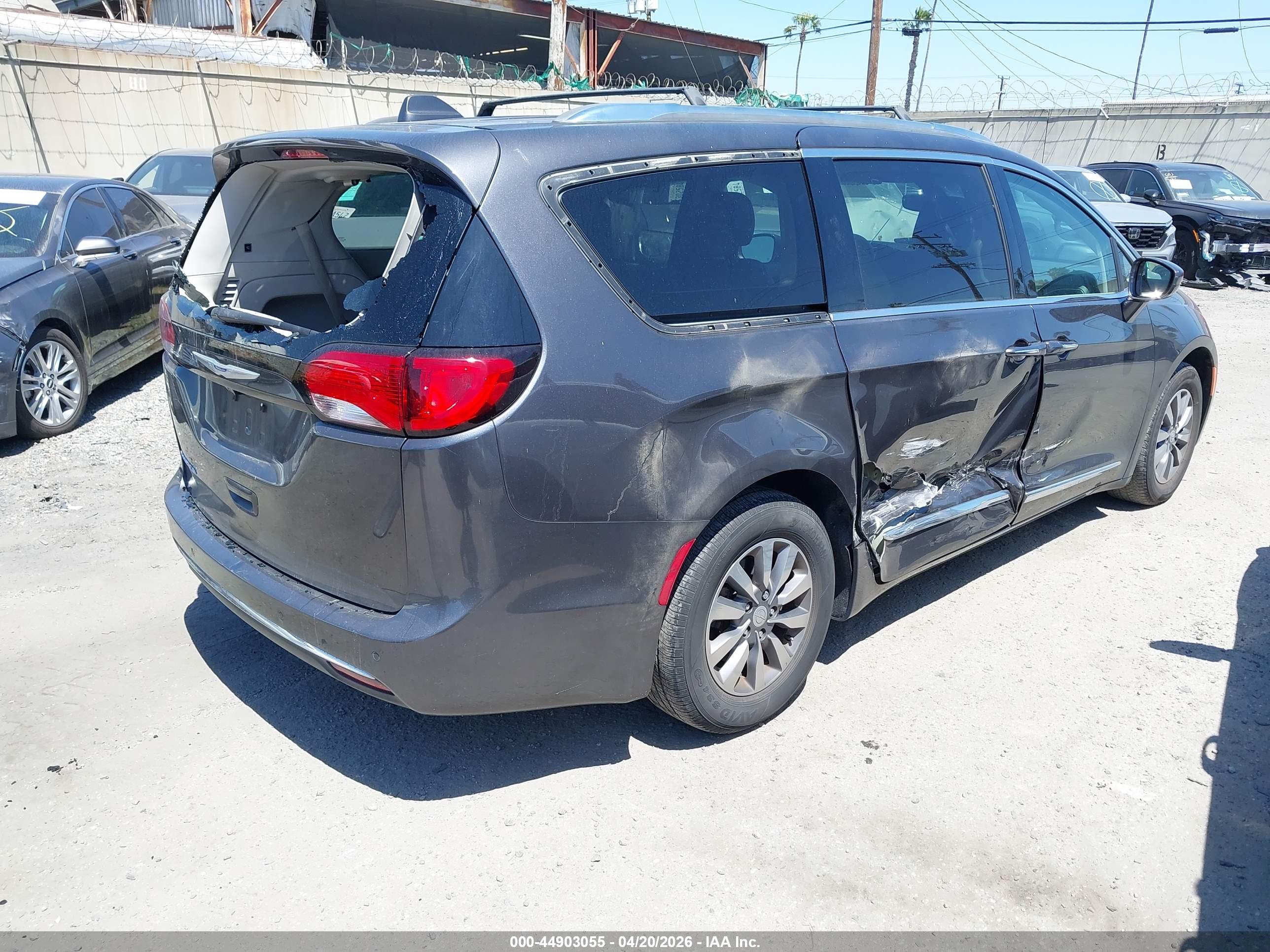 CHRYSLER PACIFICA image 4