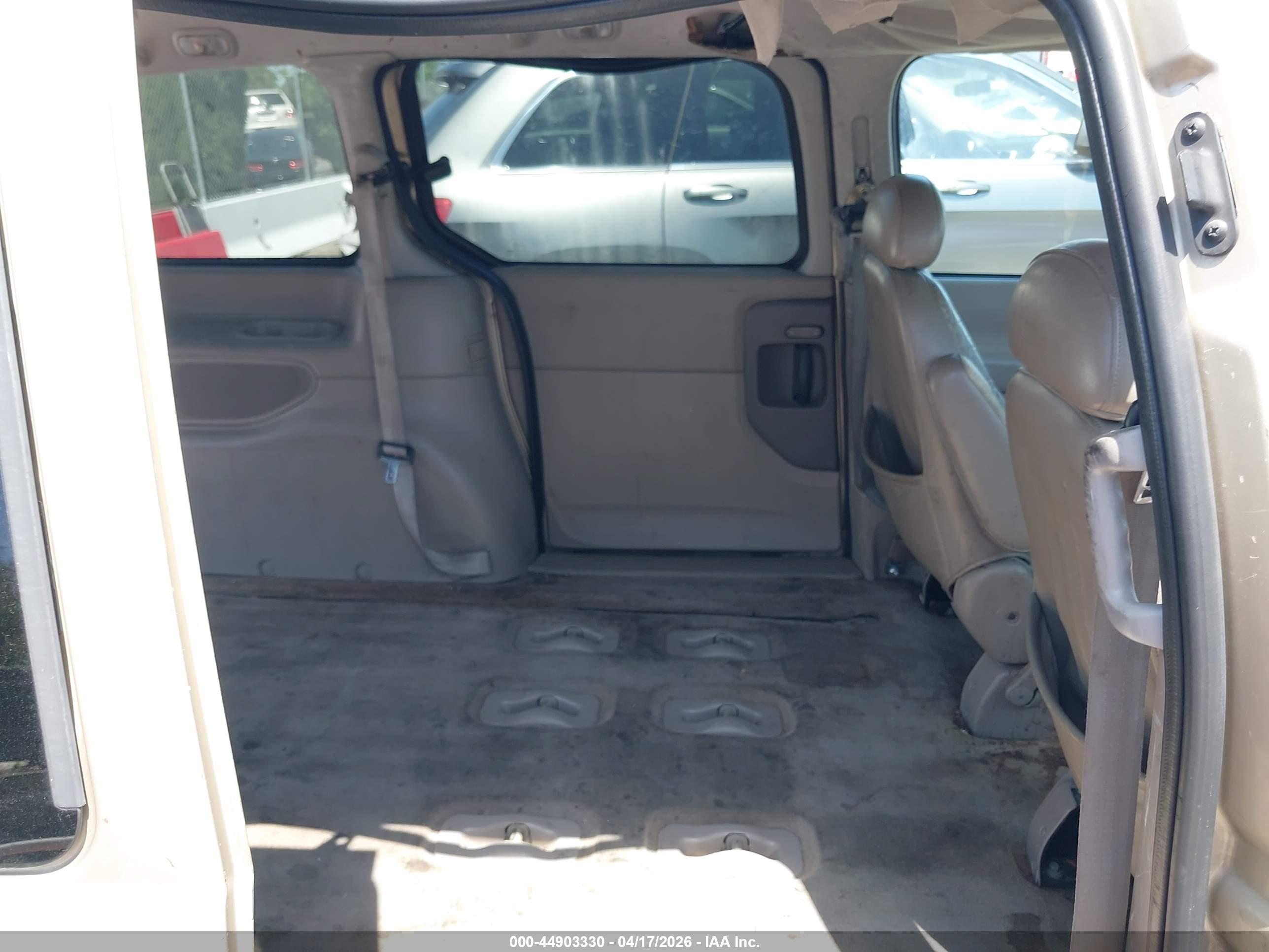 NISSAN QUEST image 8