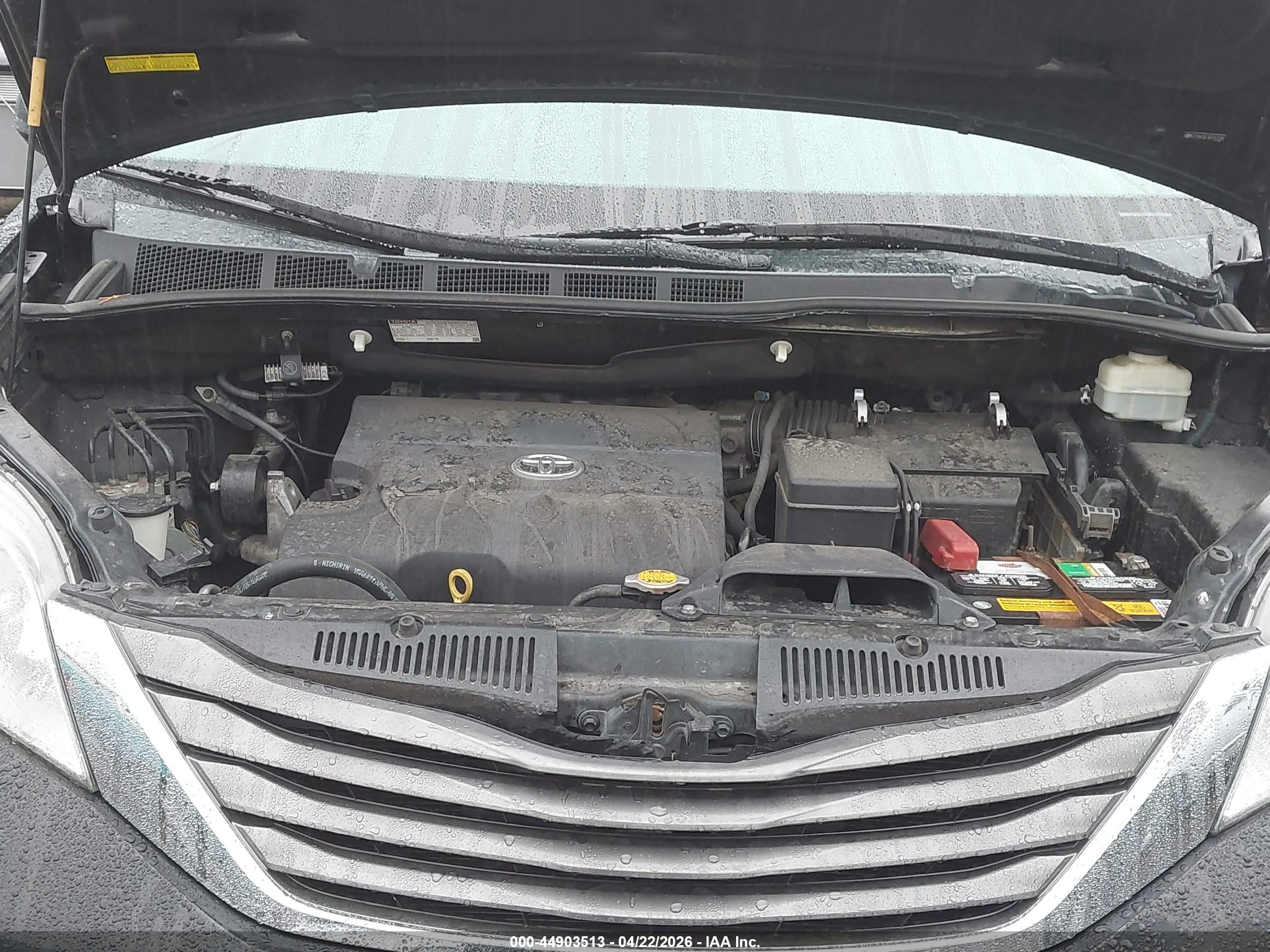 TOYOTA SIENNA image 10