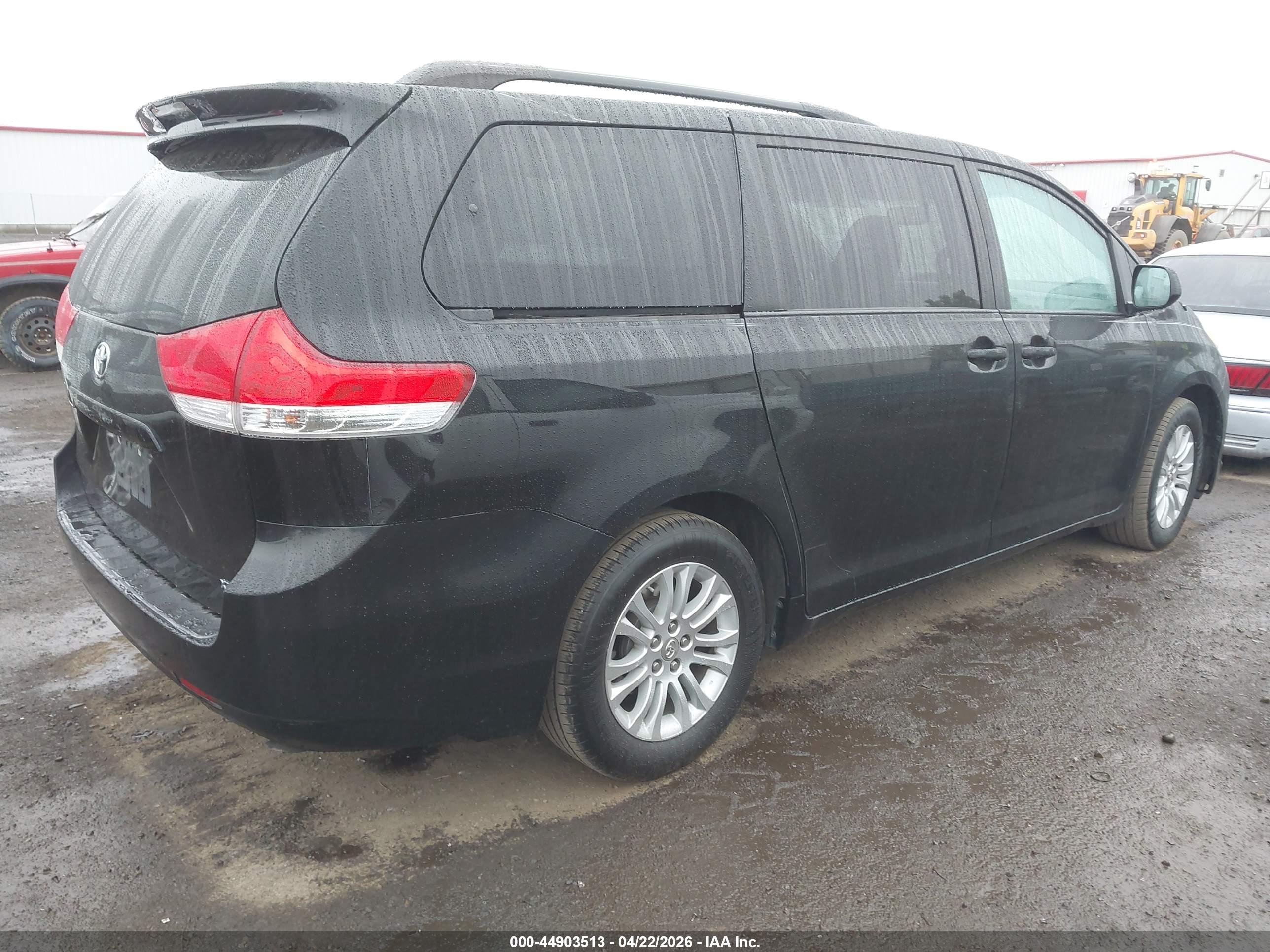 TOYOTA SIENNA image 4