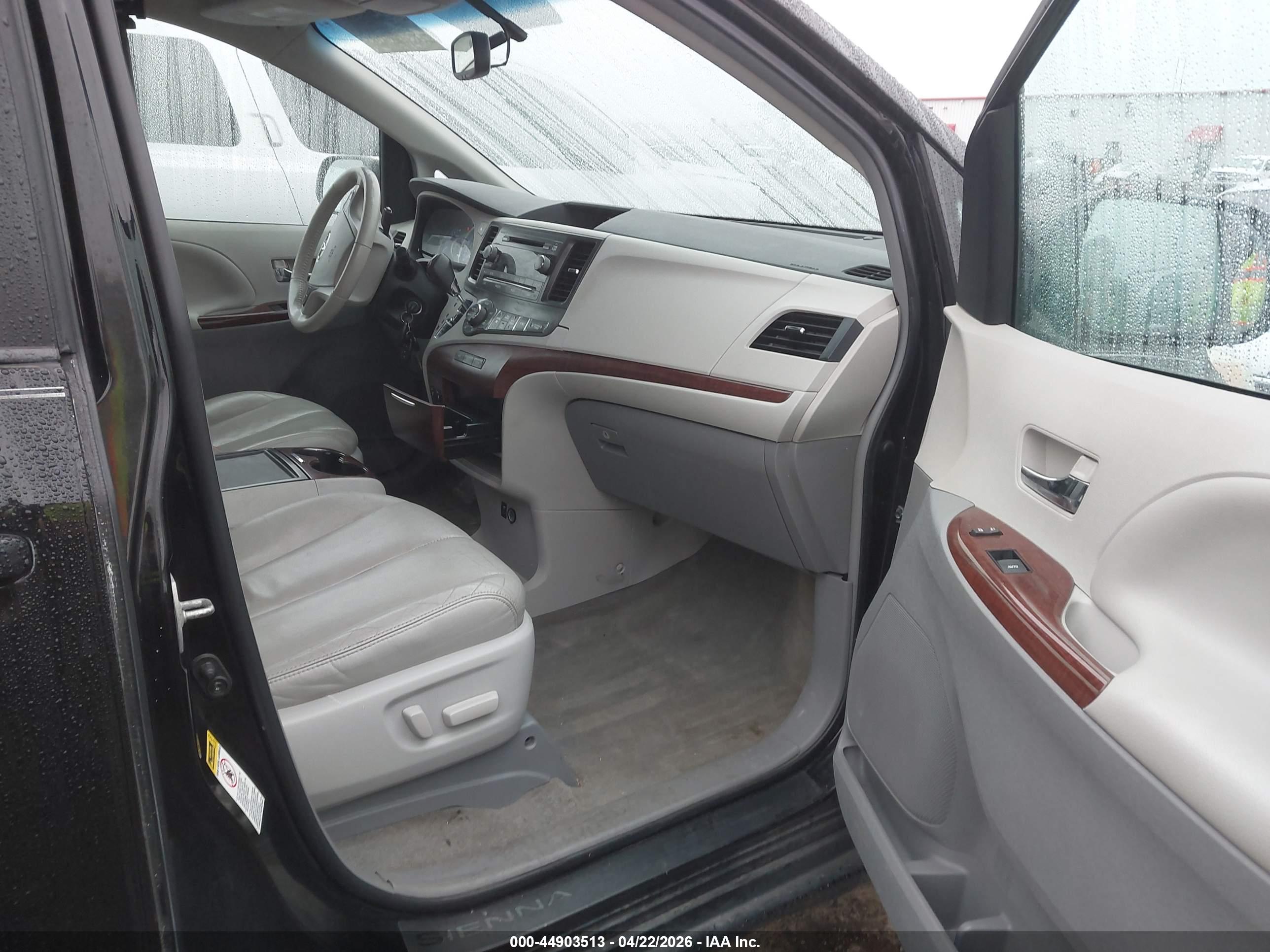 TOYOTA SIENNA image 5