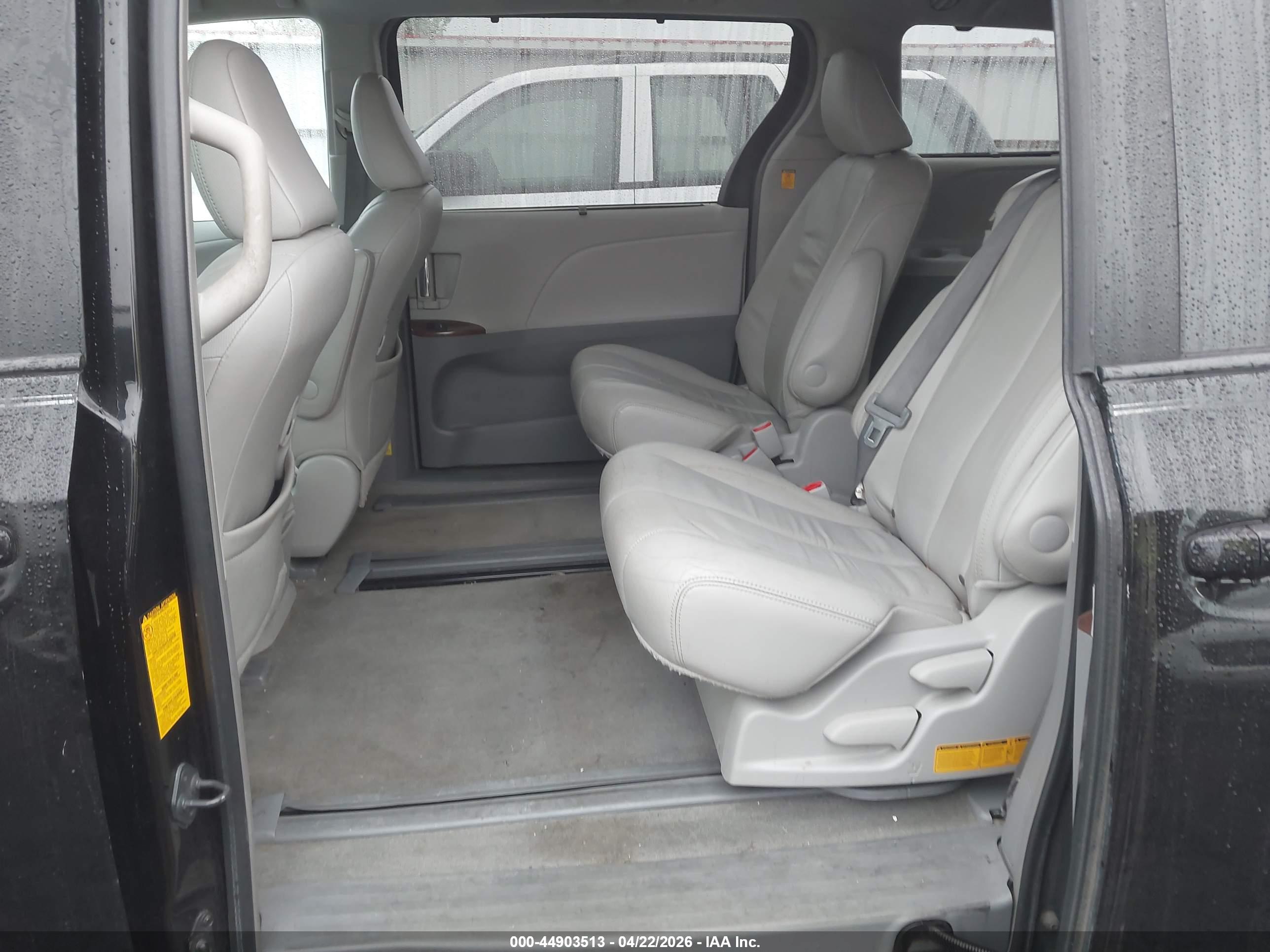 TOYOTA SIENNA image 8