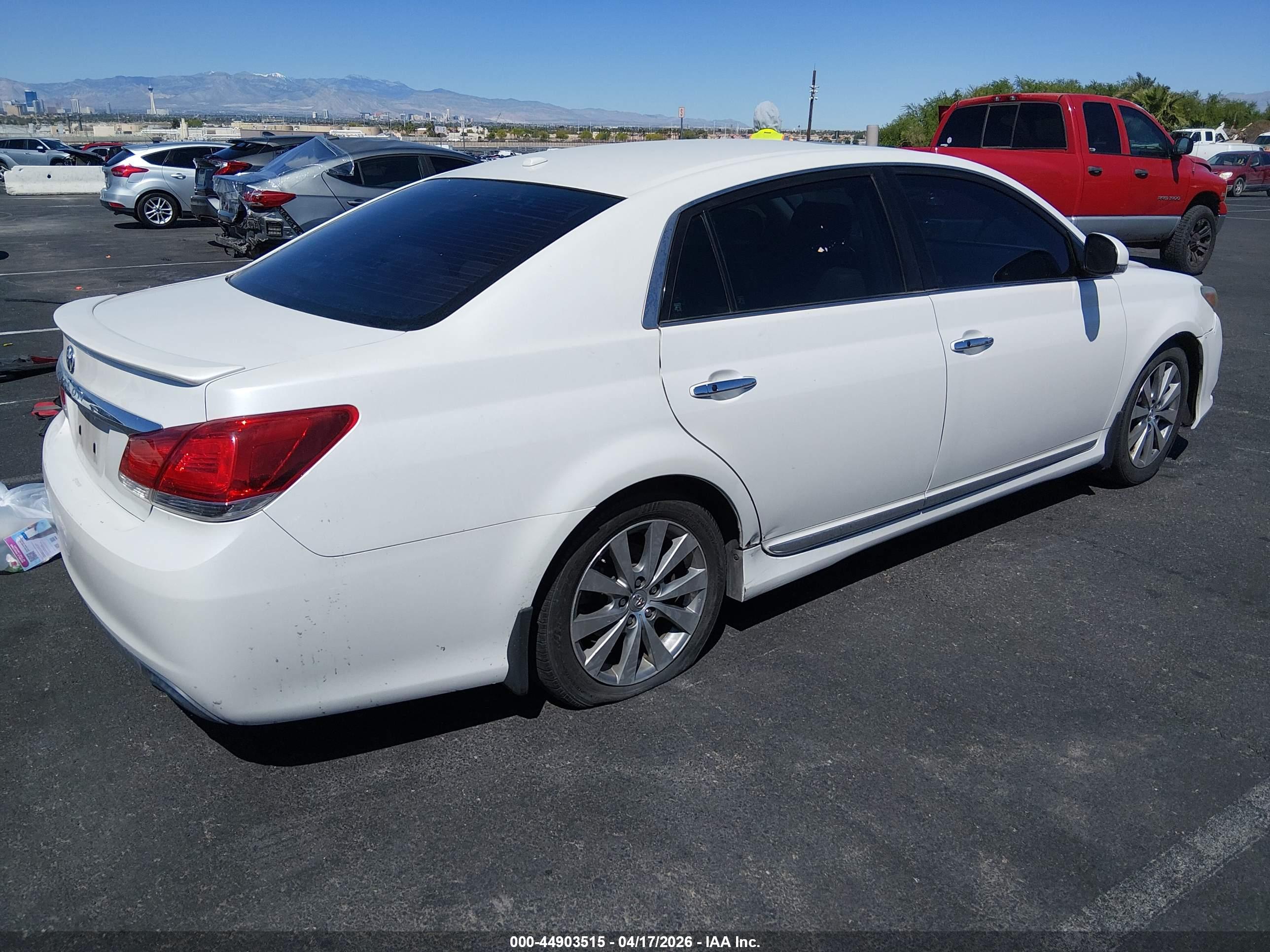 TOYOTA AVALON image 4