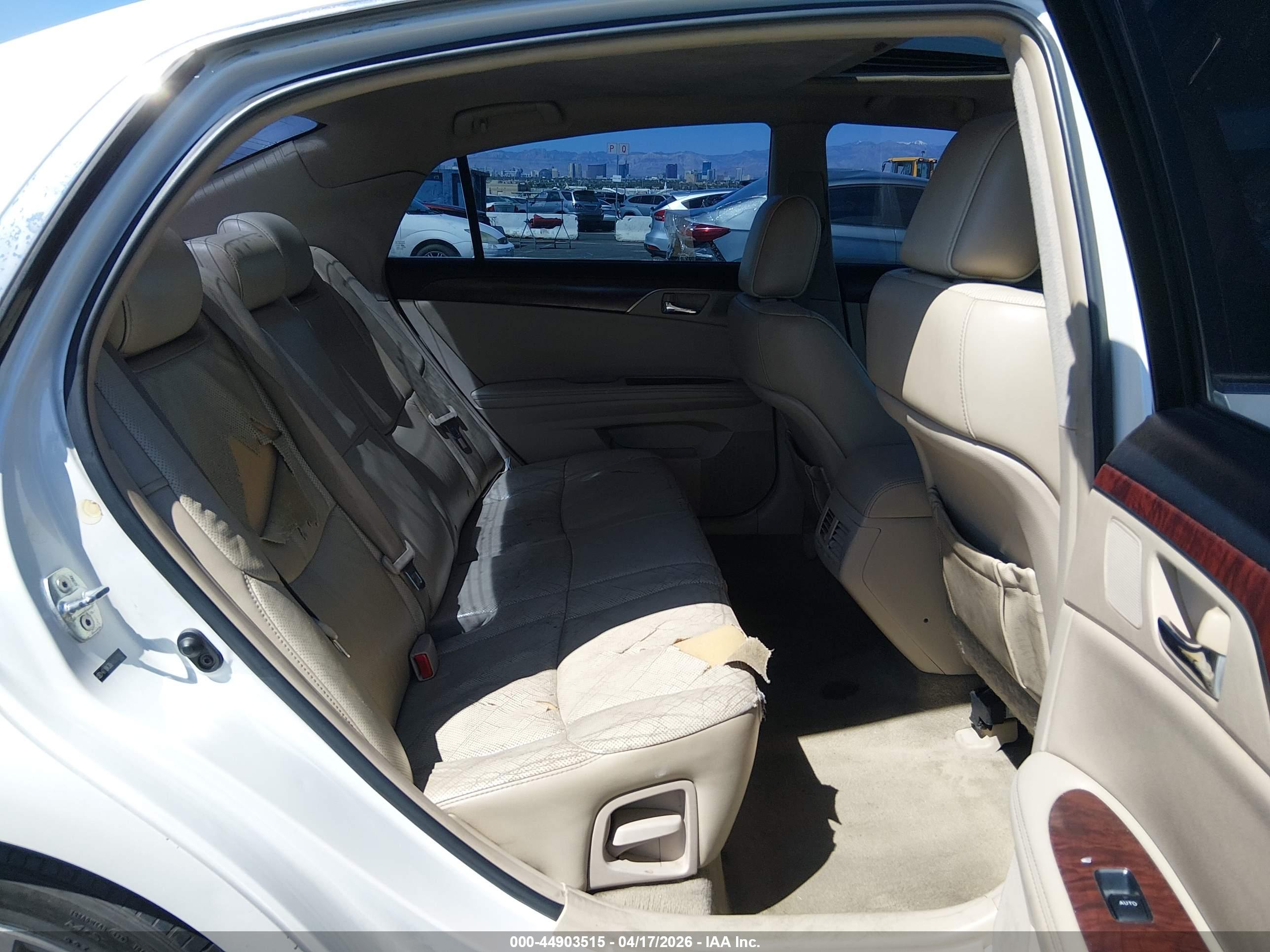 TOYOTA AVALON image 8