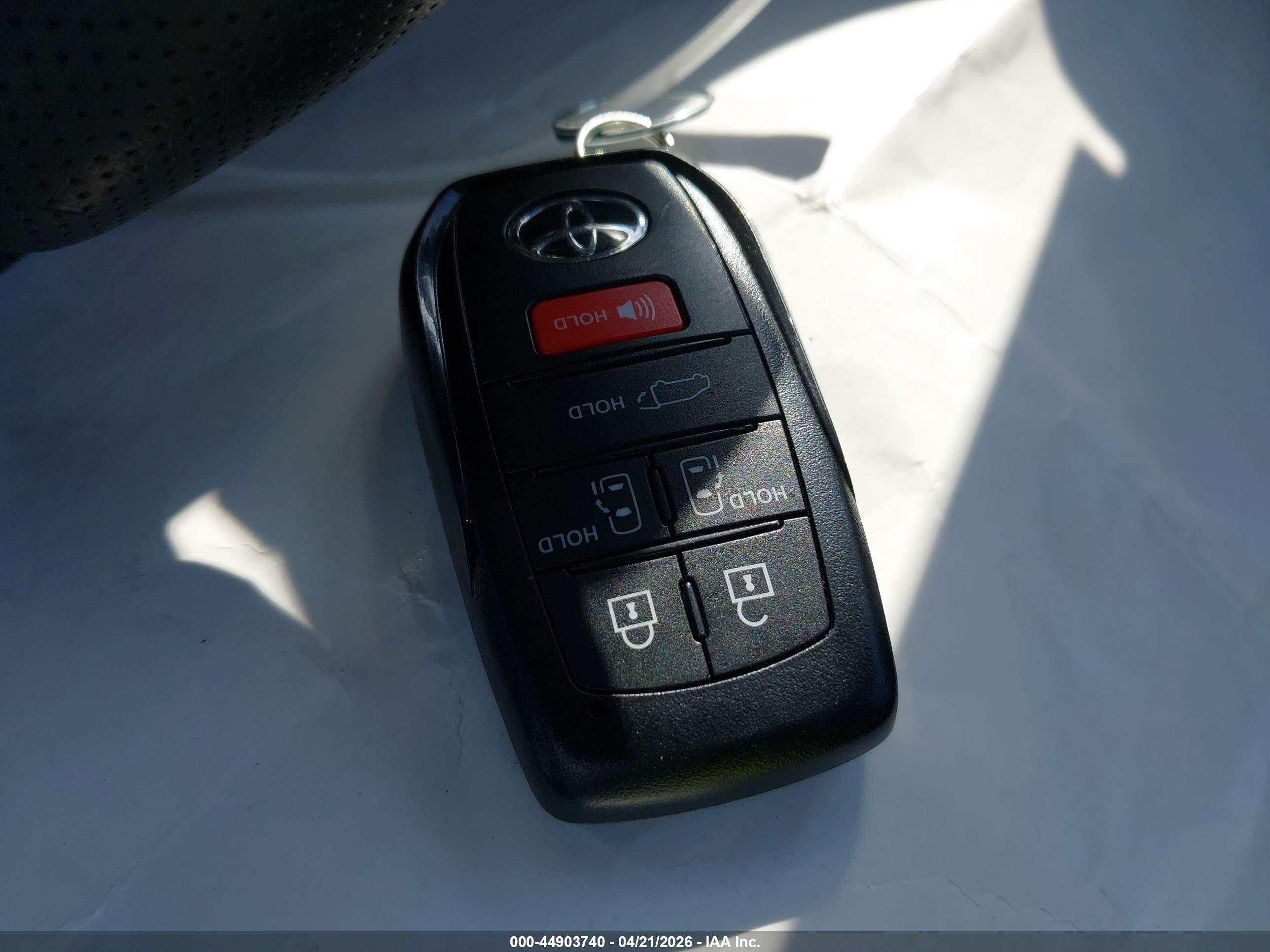 TOYOTA SIENNA image 11