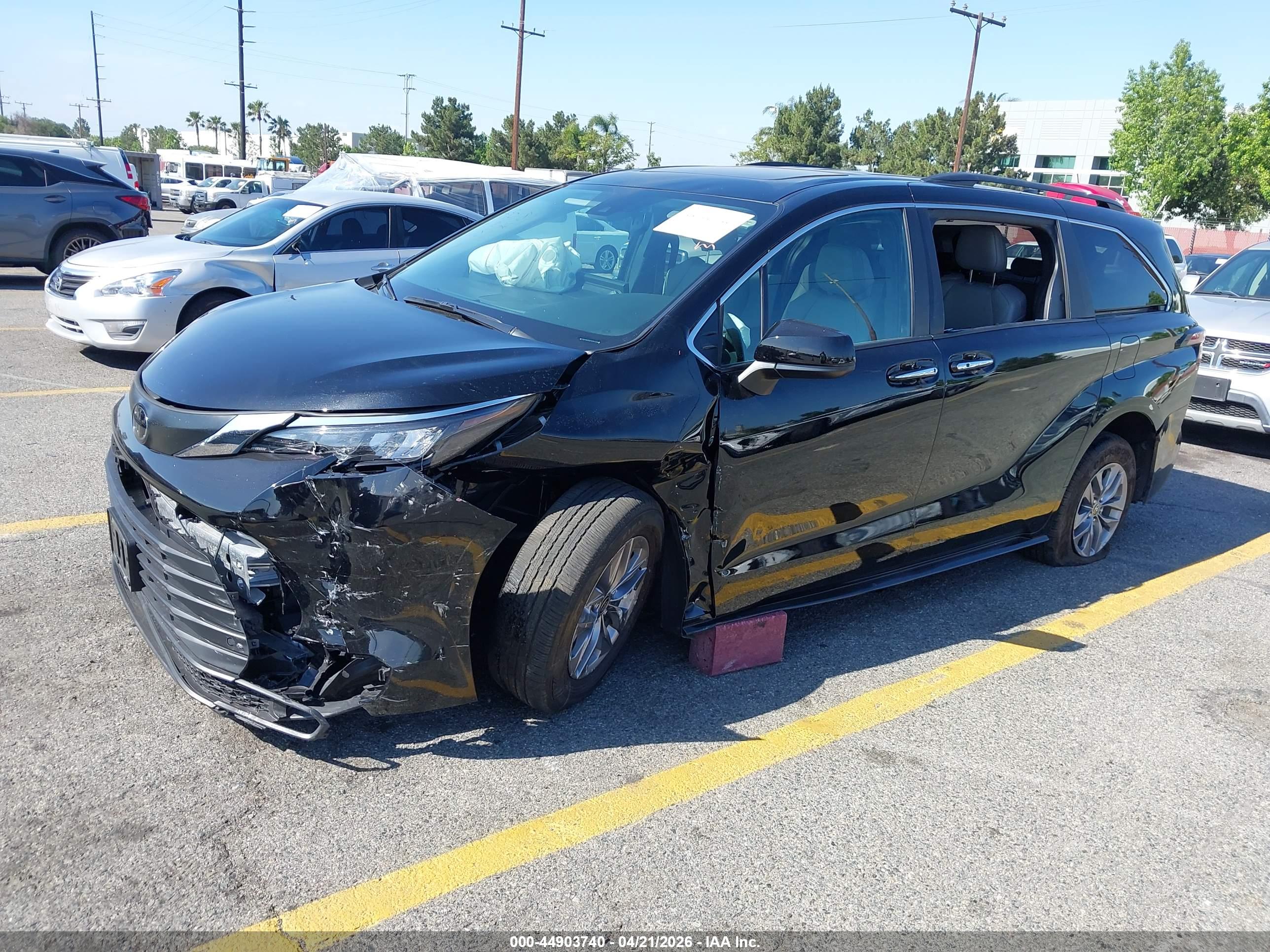 TOYOTA SIENNA image 2
