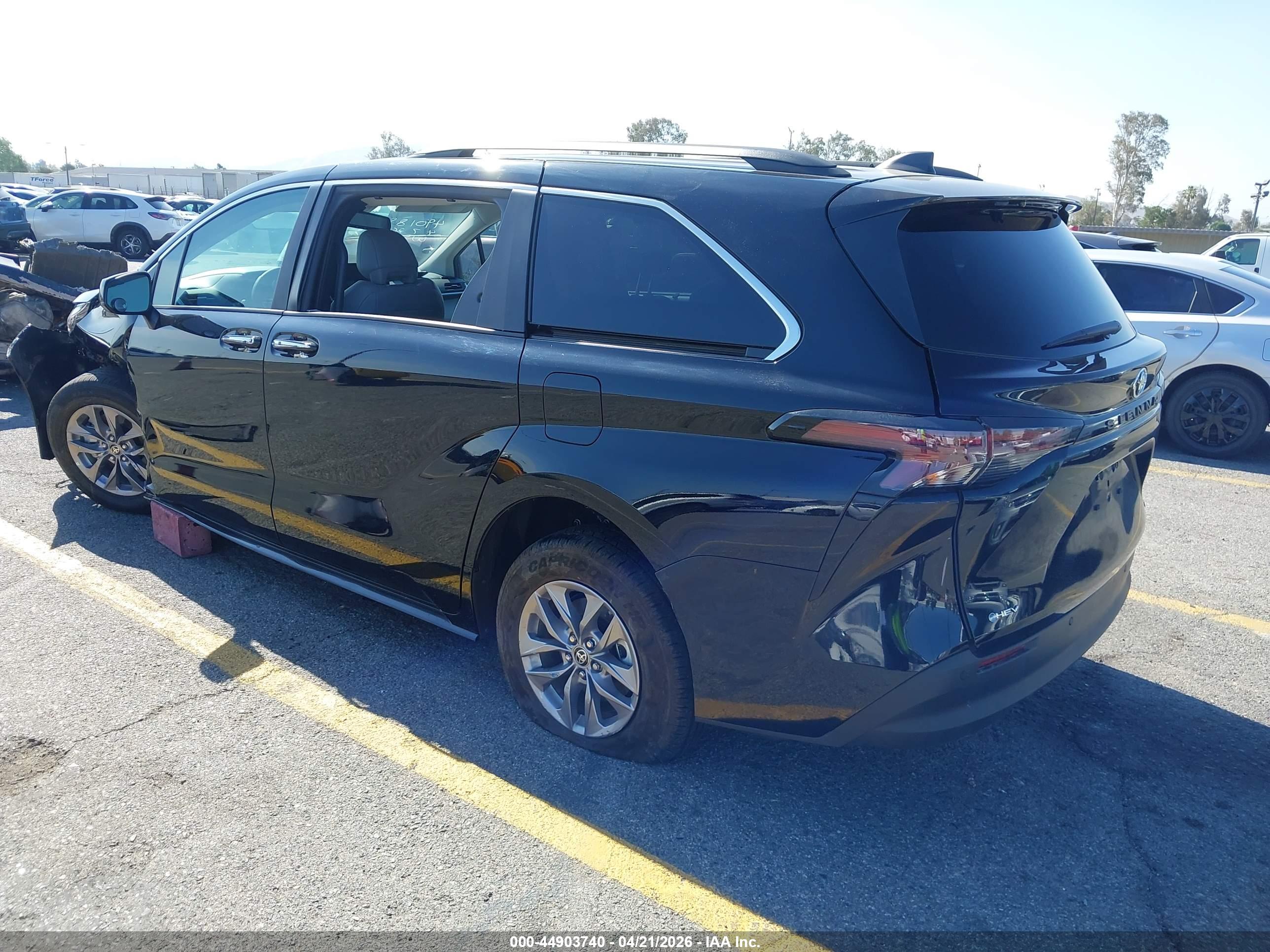 TOYOTA SIENNA image 3