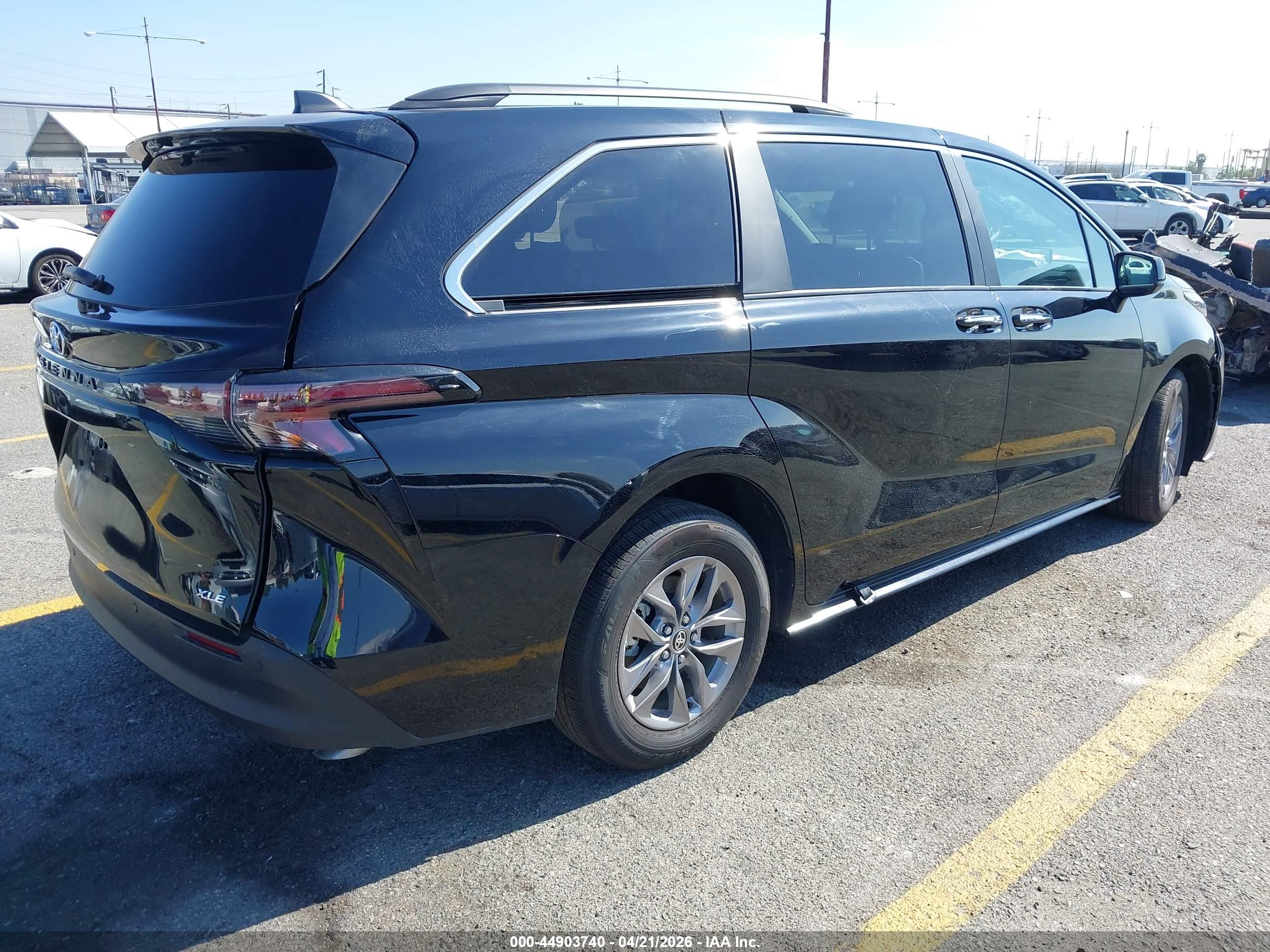 TOYOTA SIENNA image 4