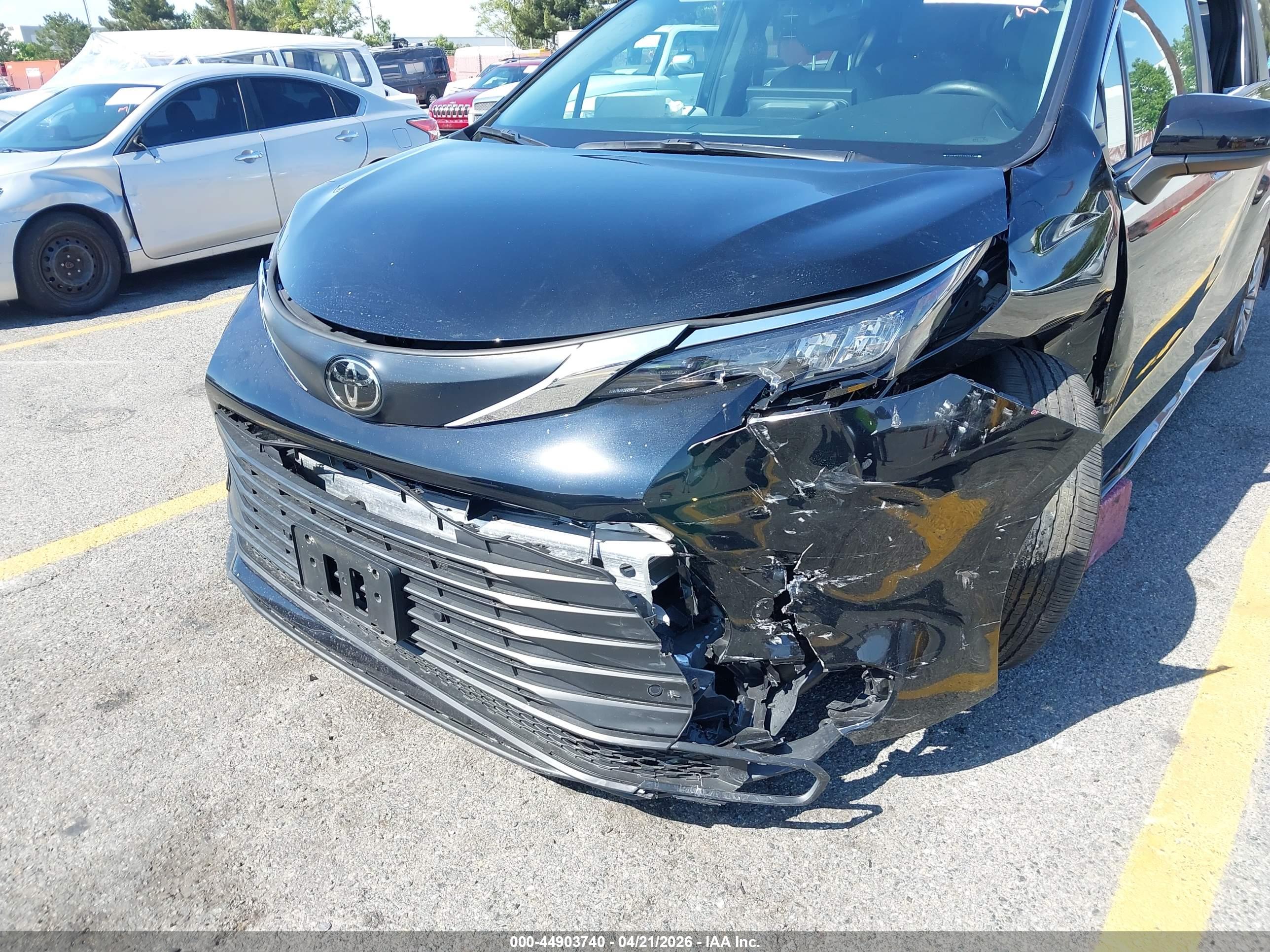 TOYOTA SIENNA image 6