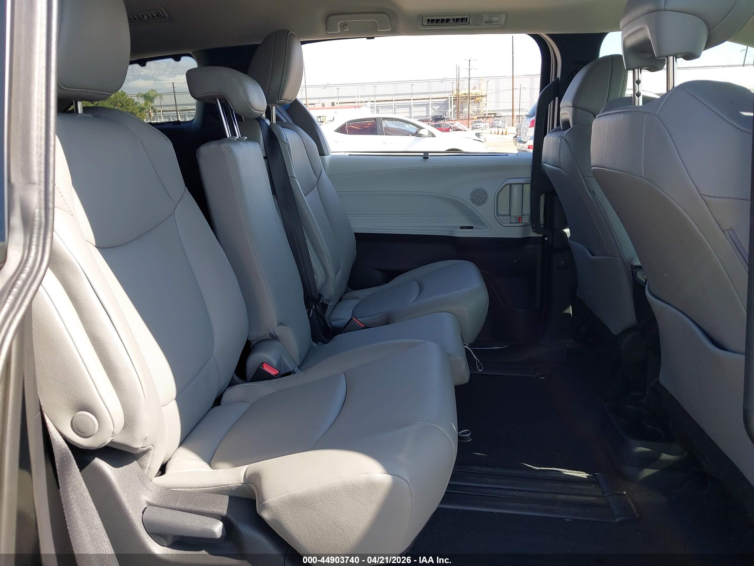 TOYOTA SIENNA image 8