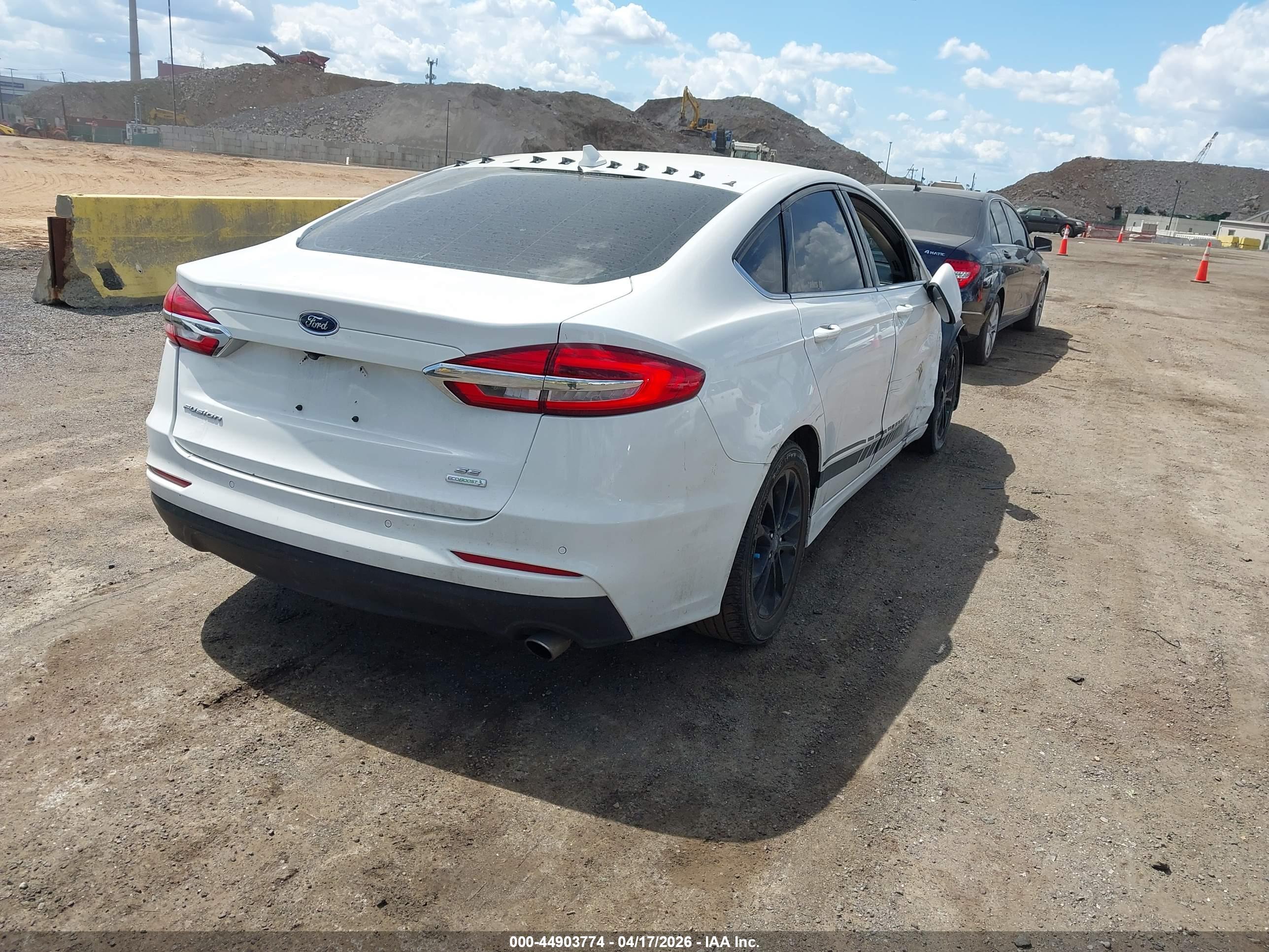 FORD FUSION image 4