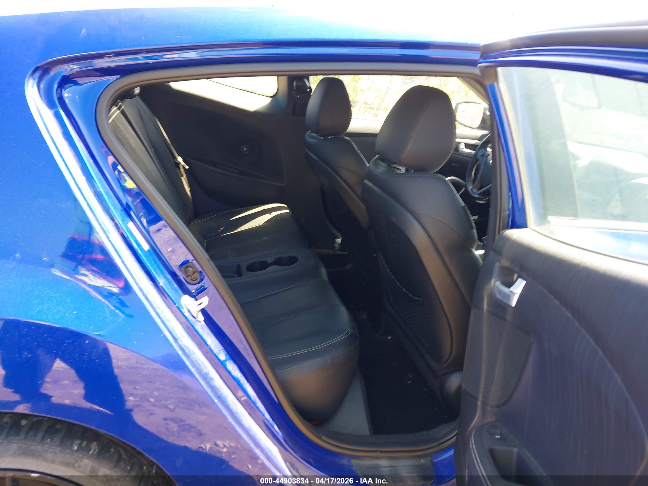HYUNDAI VELOSTER image 8