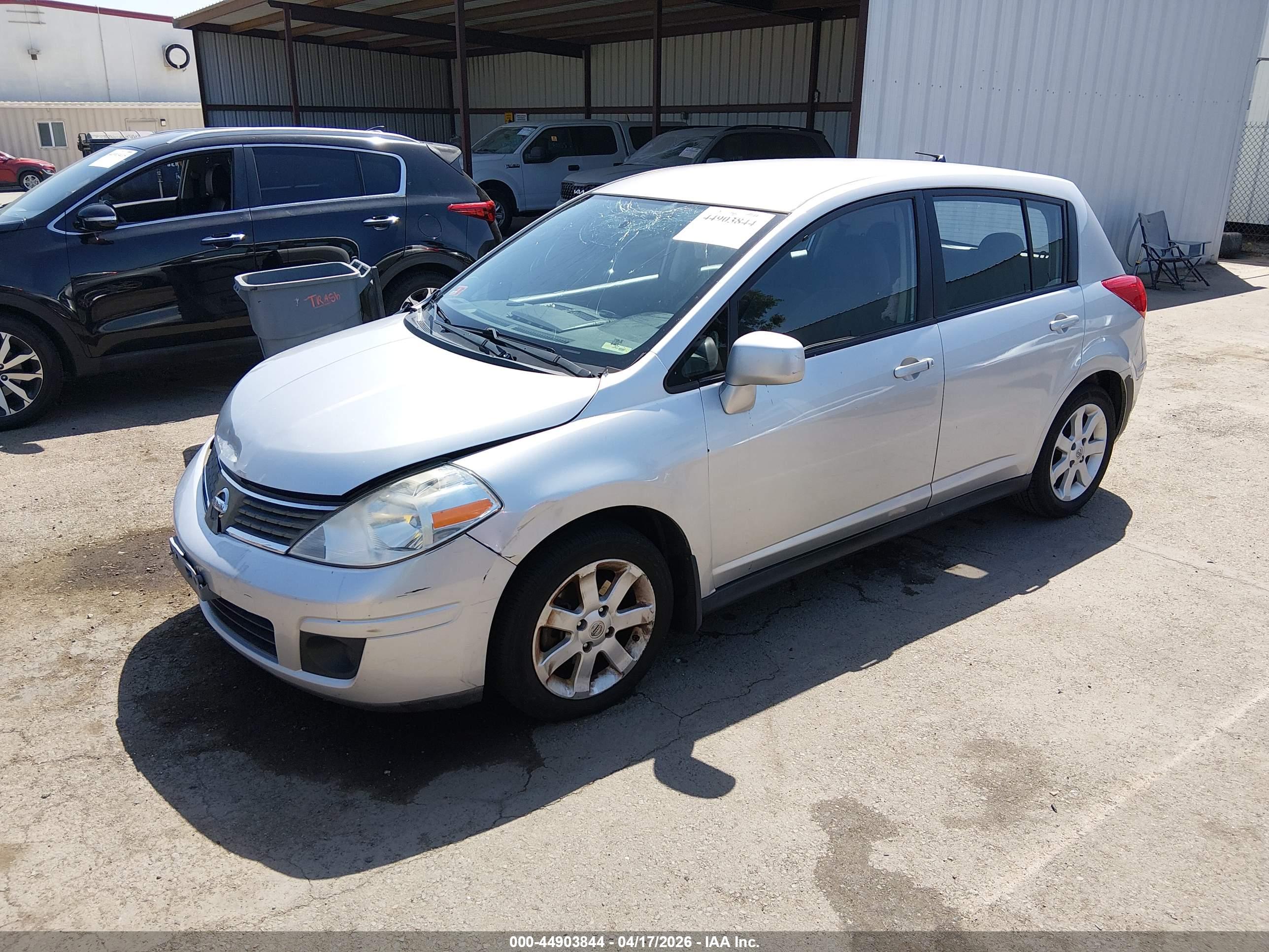 NISSAN VERSA image 2
