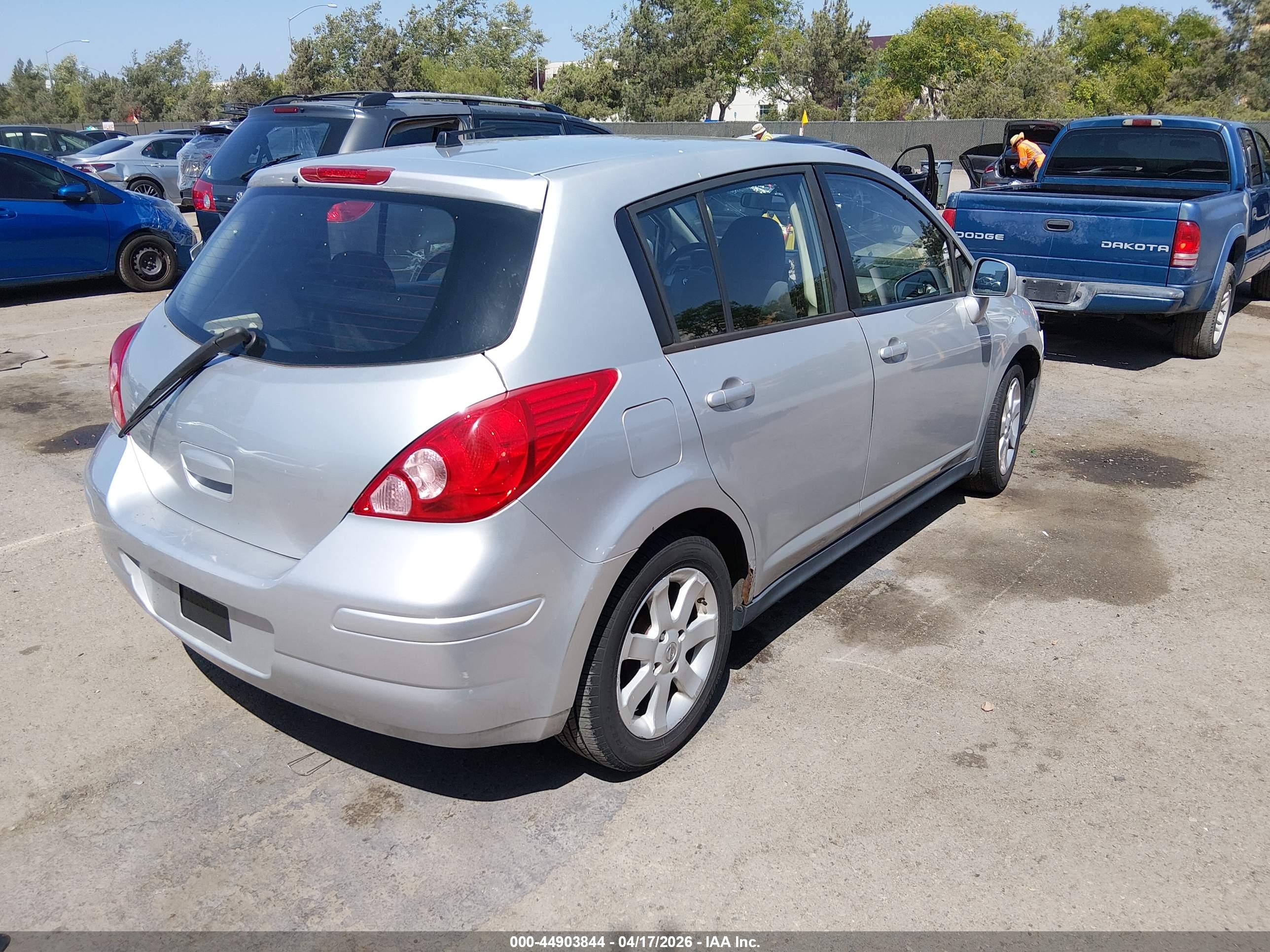 NISSAN VERSA image 4