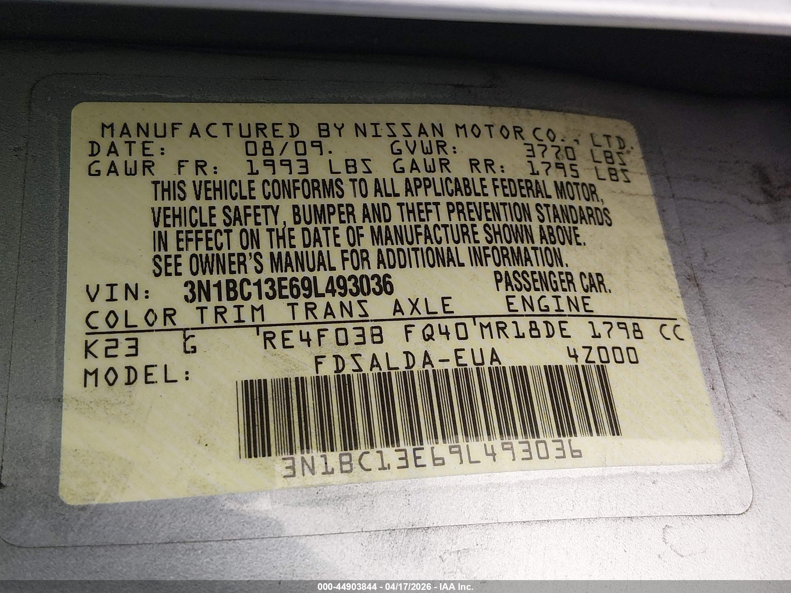 NISSAN VERSA image 9