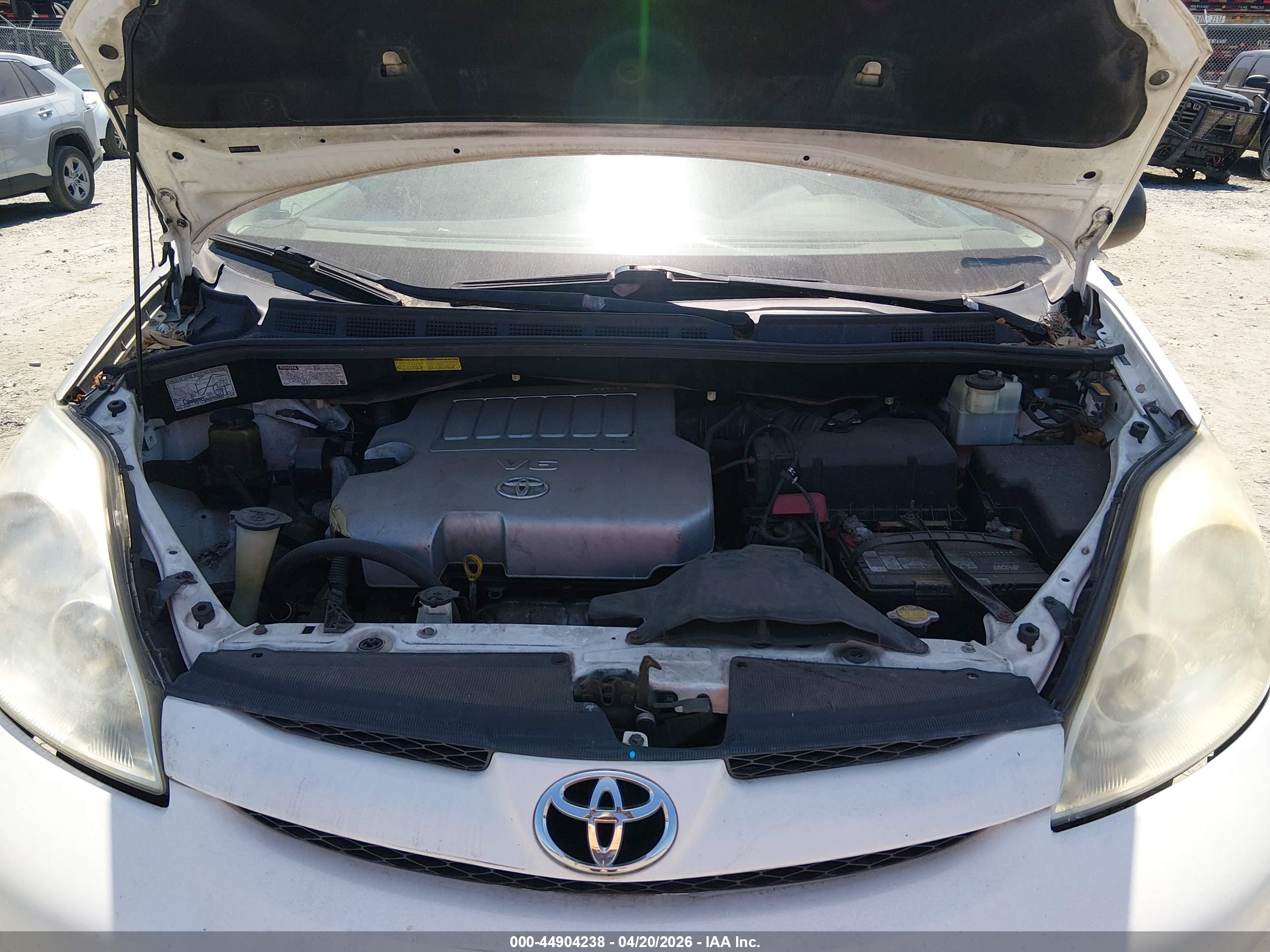 TOYOTA SIENNA image 10