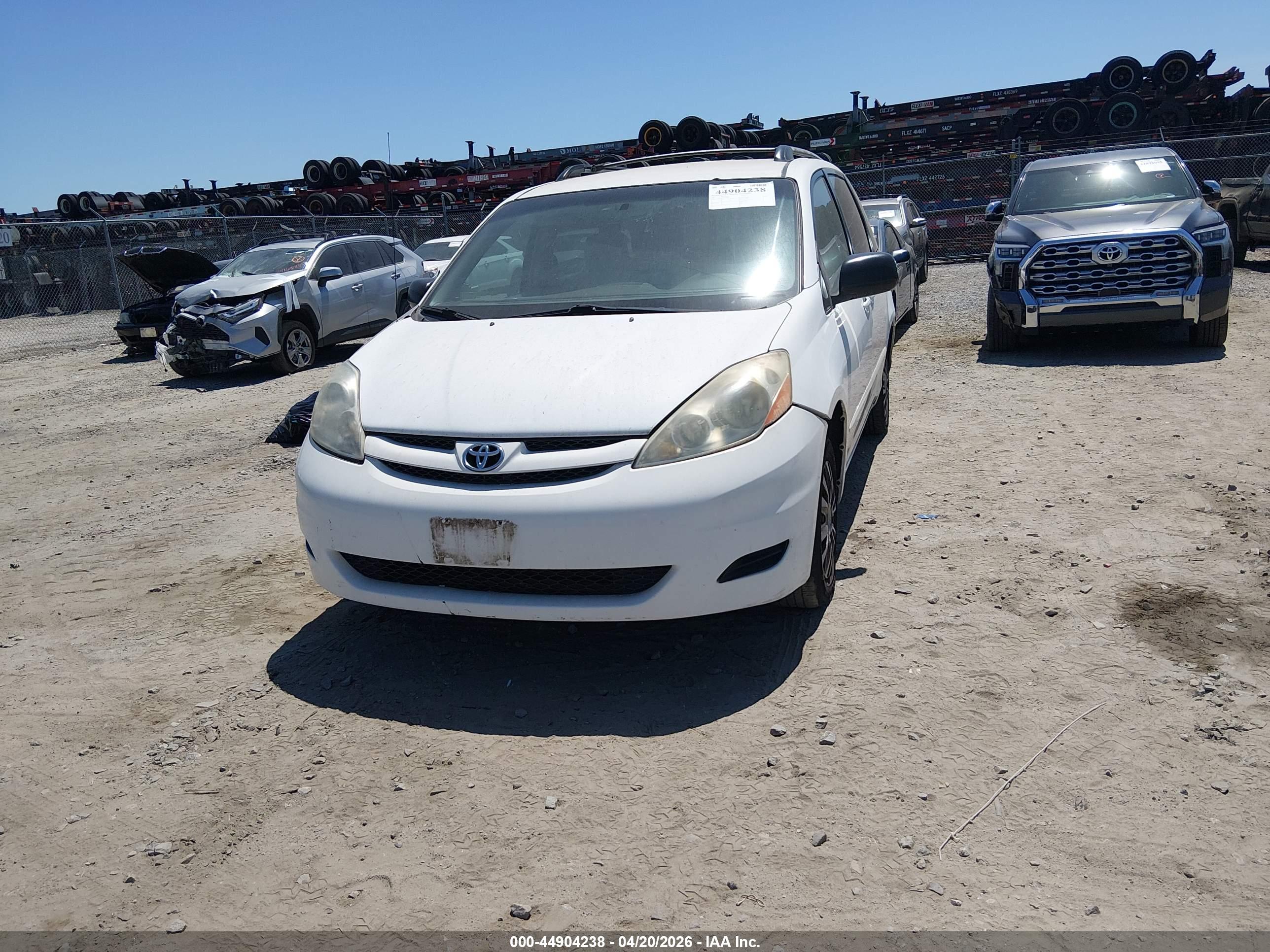 TOYOTA SIENNA image 2
