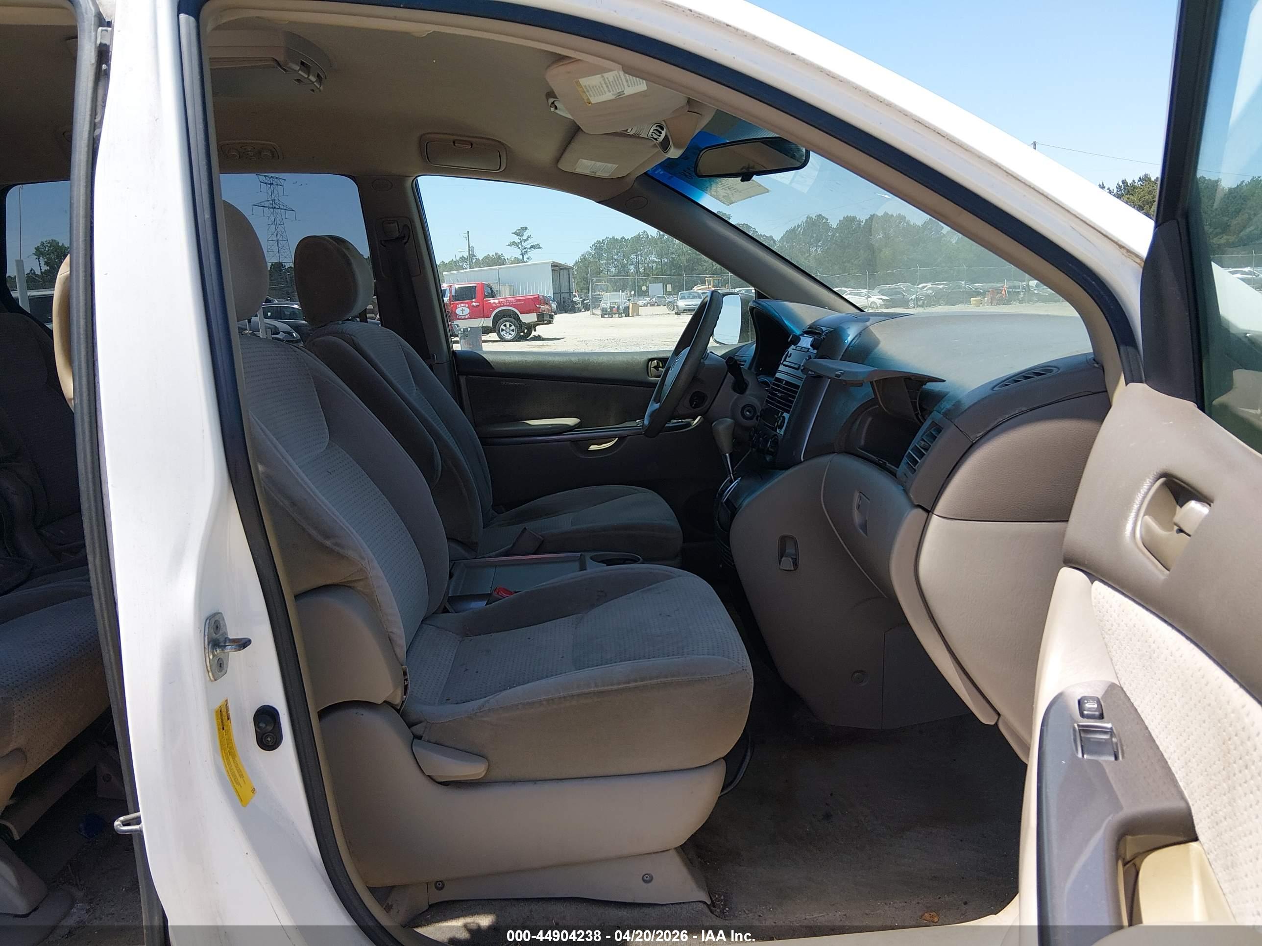 TOYOTA SIENNA image 5