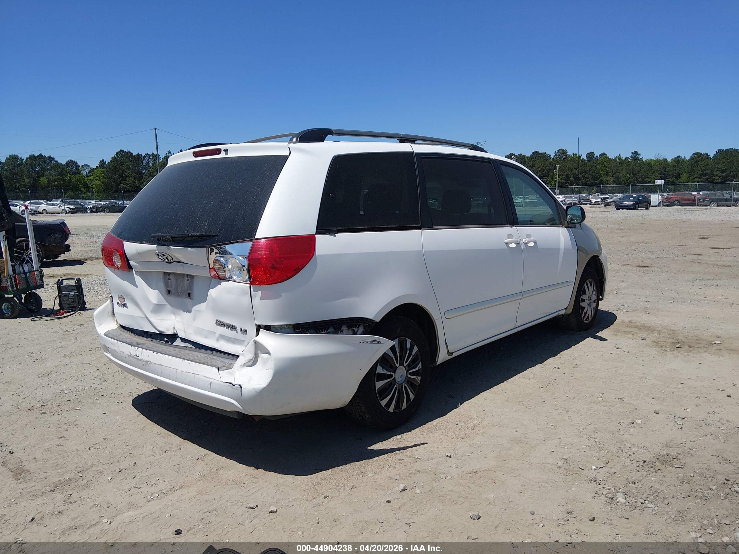 TOYOTA SIENNA image 6