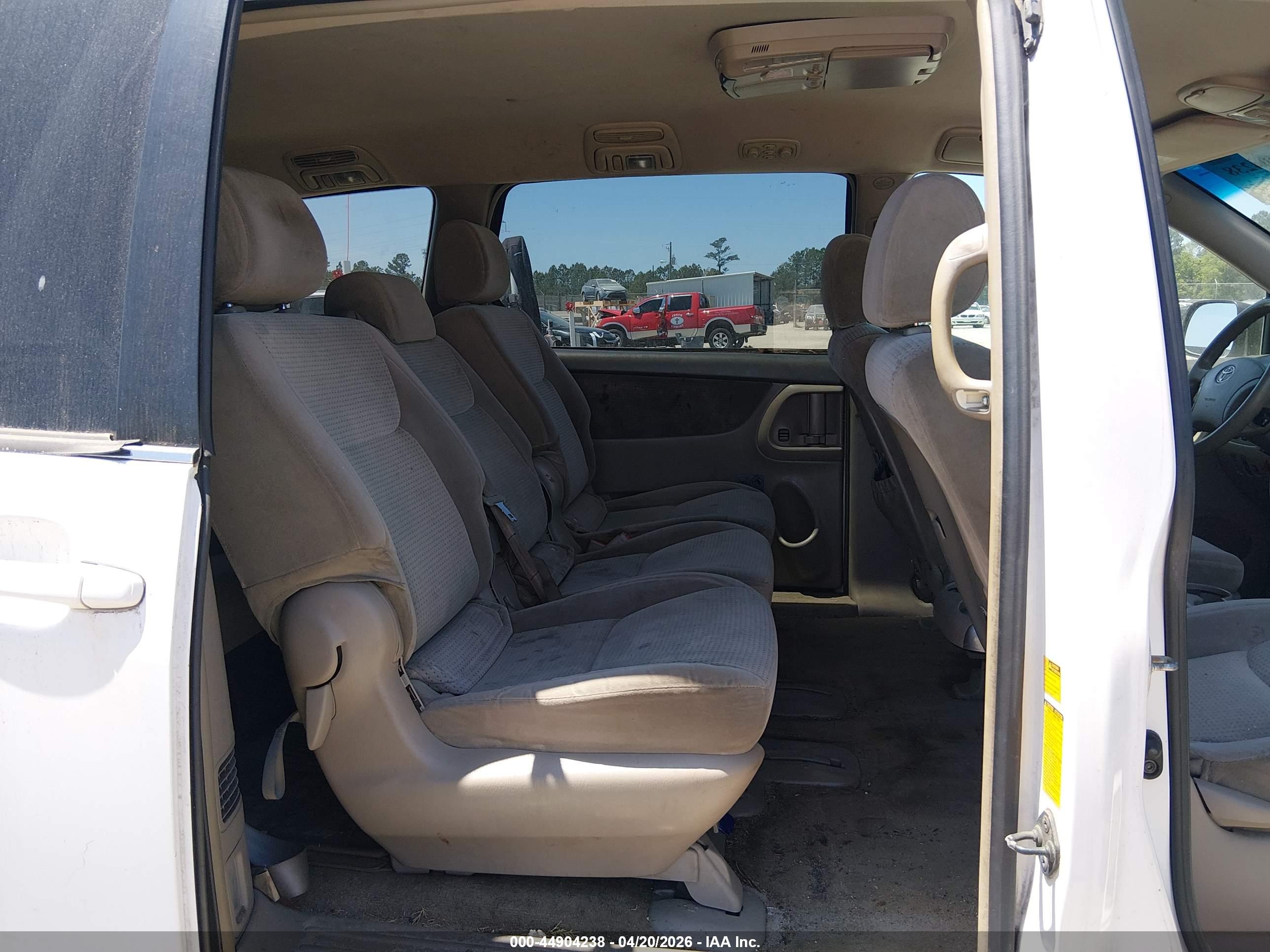 TOYOTA SIENNA image 8