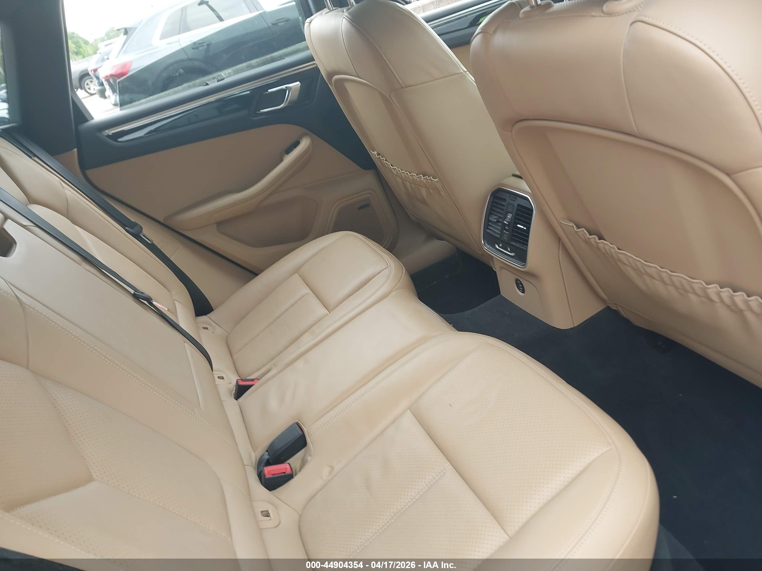 PORSCHE MACAN image 8