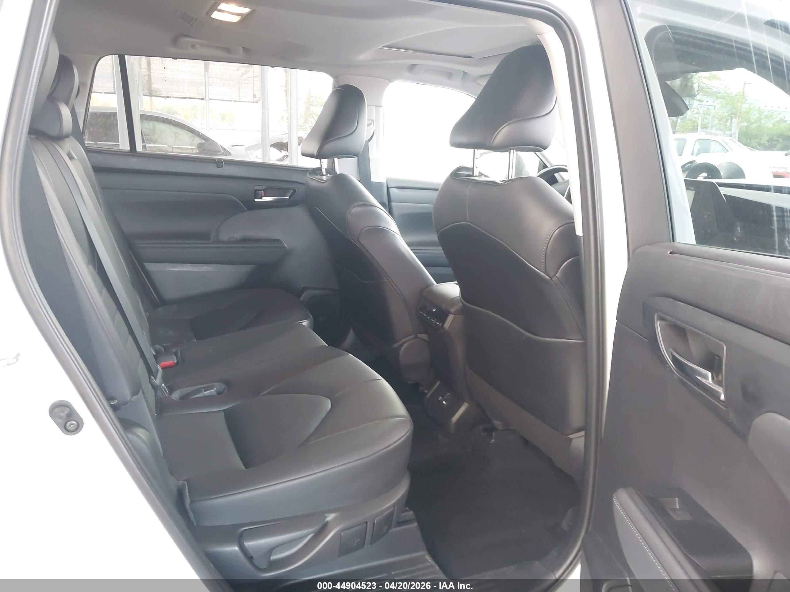 TOYOTA HIGHLANDER image 8