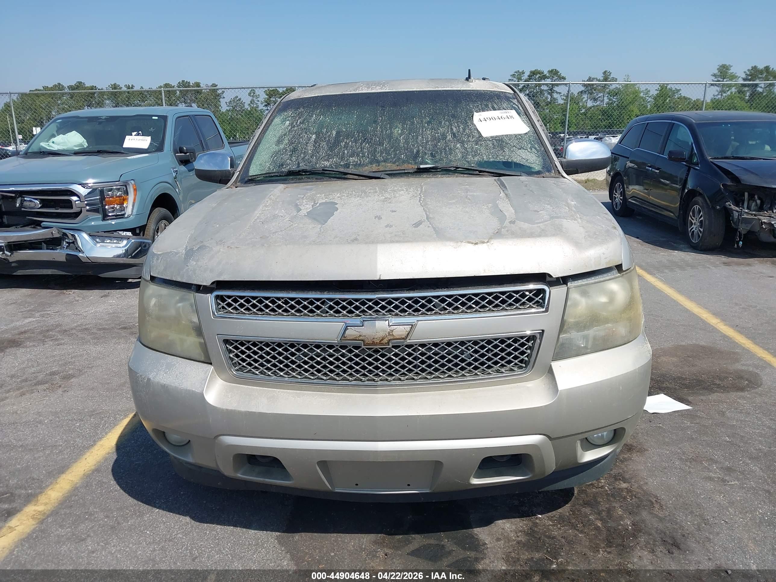 CHEVROLET SUBURBAN image 6