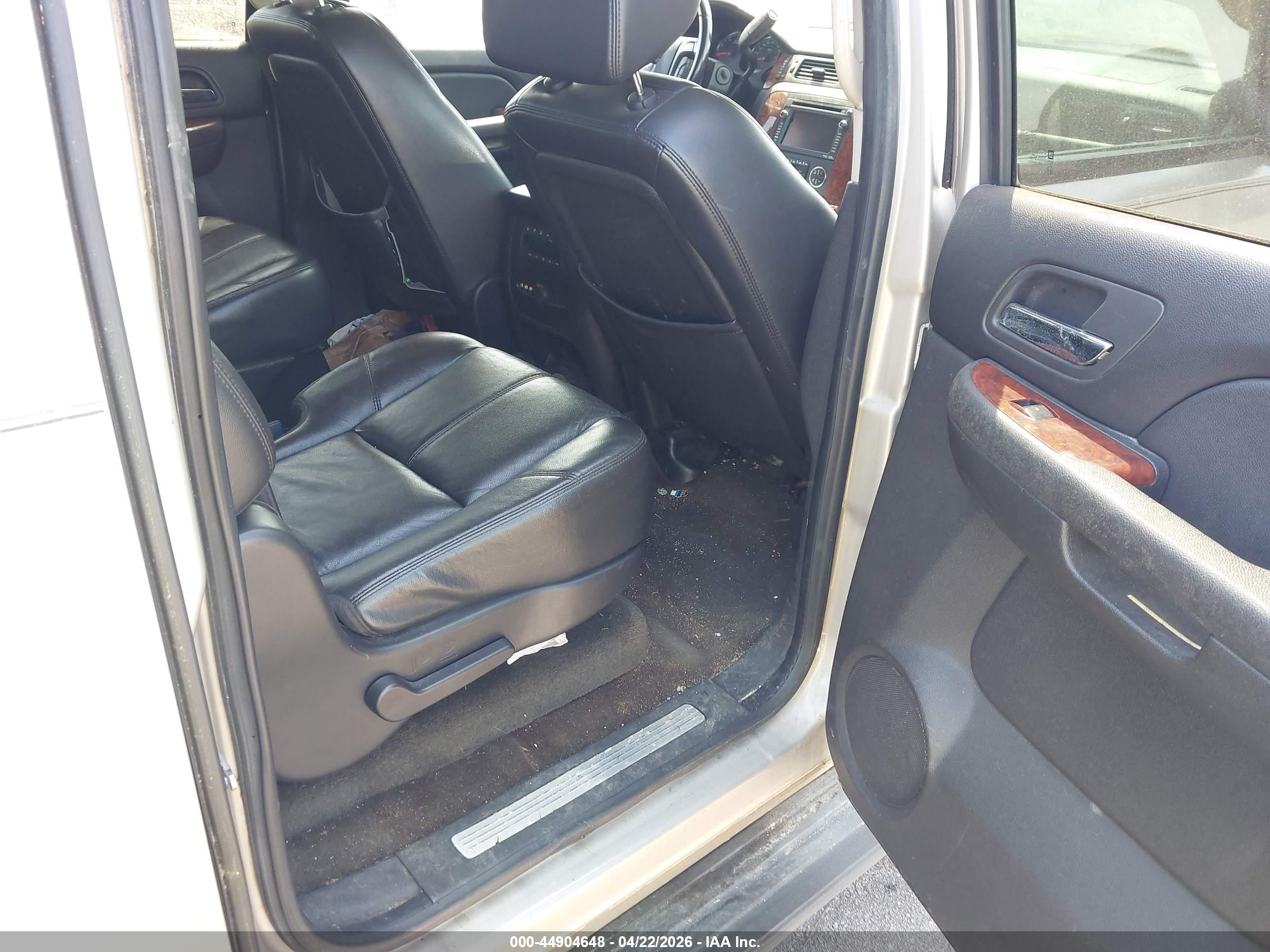 CHEVROLET SUBURBAN image 8