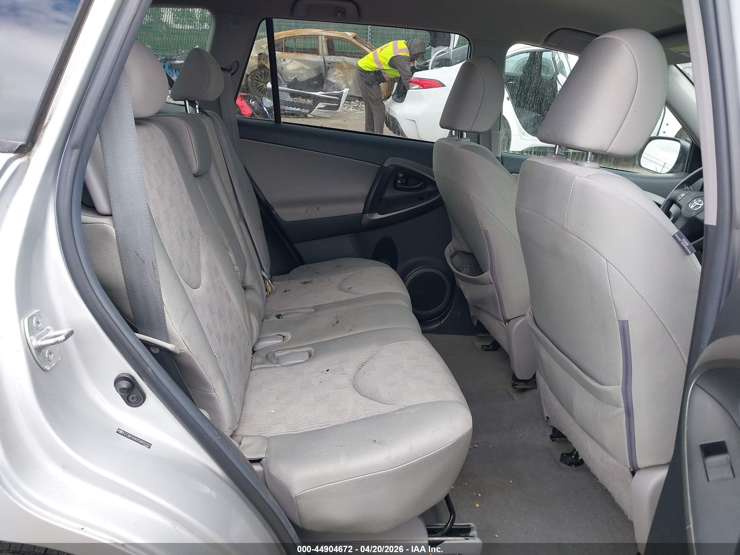 TOYOTA RAV4 image 8