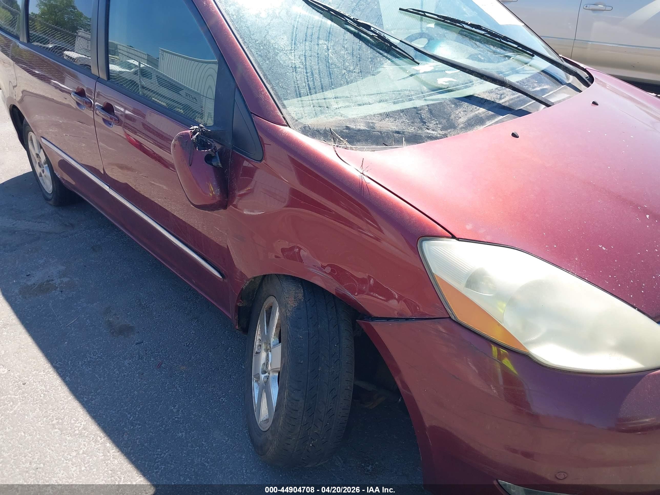 TOYOTA SIENNA image 6