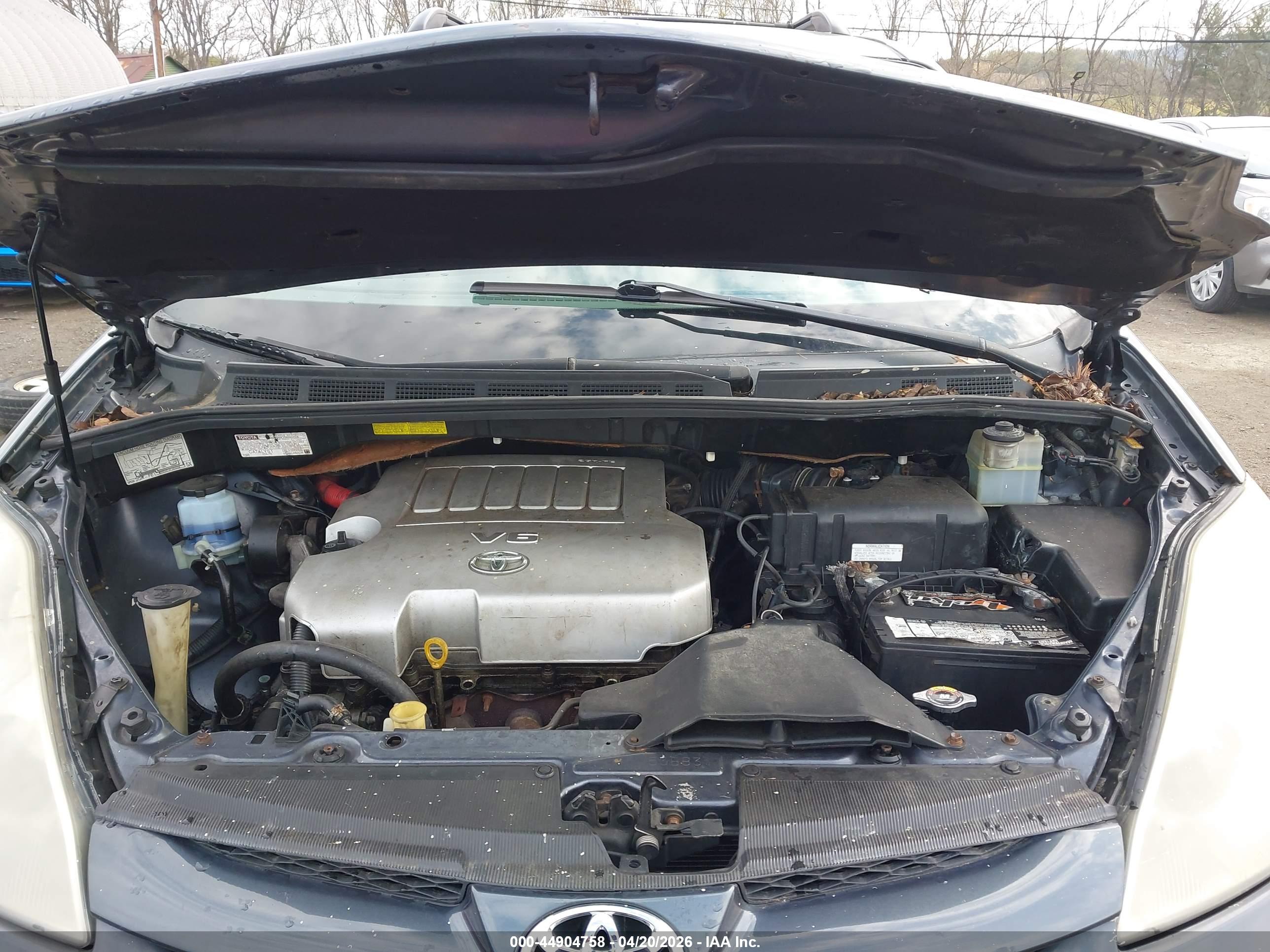 TOYOTA SIENNA image 10