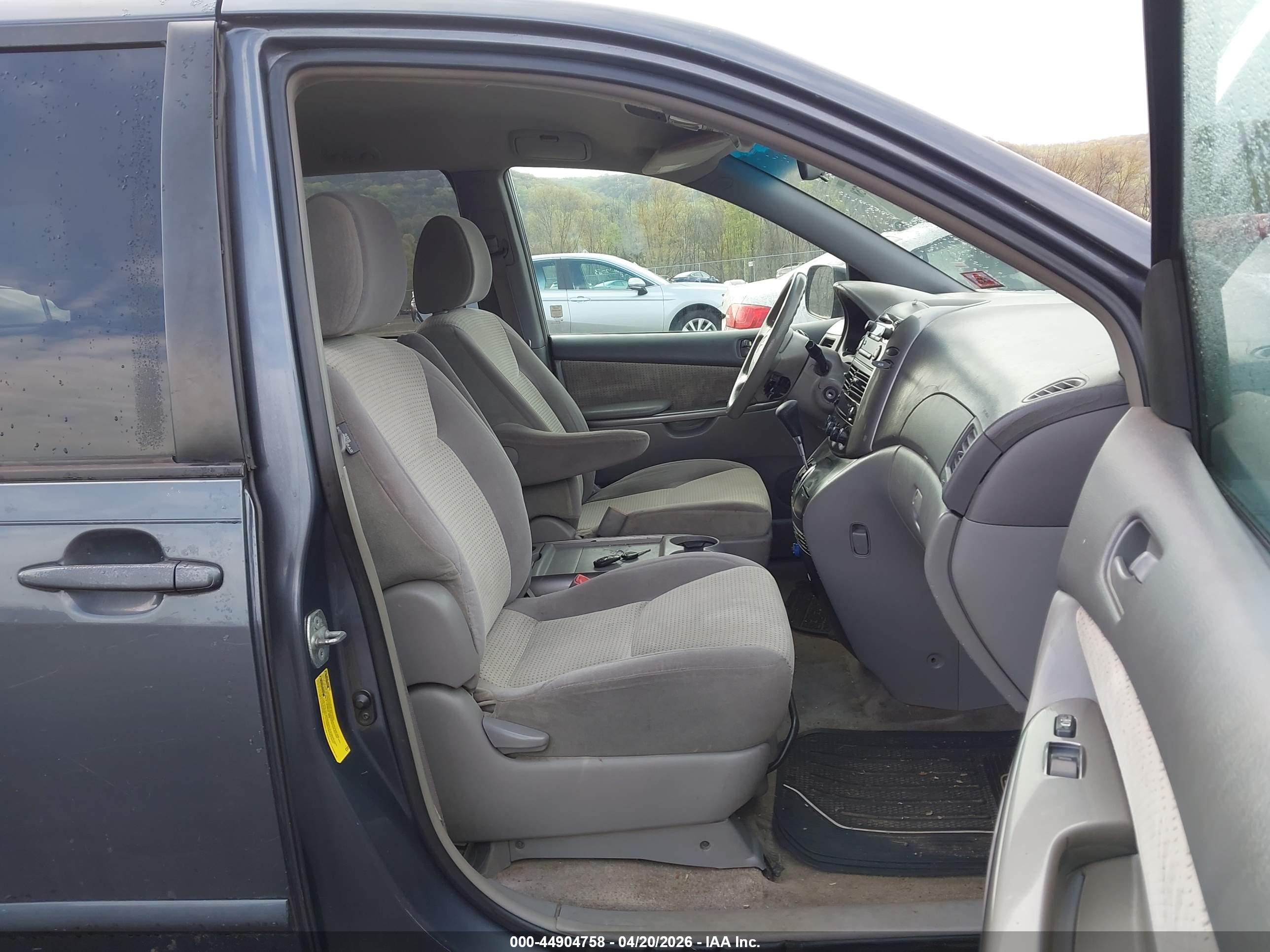 TOYOTA SIENNA image 5
