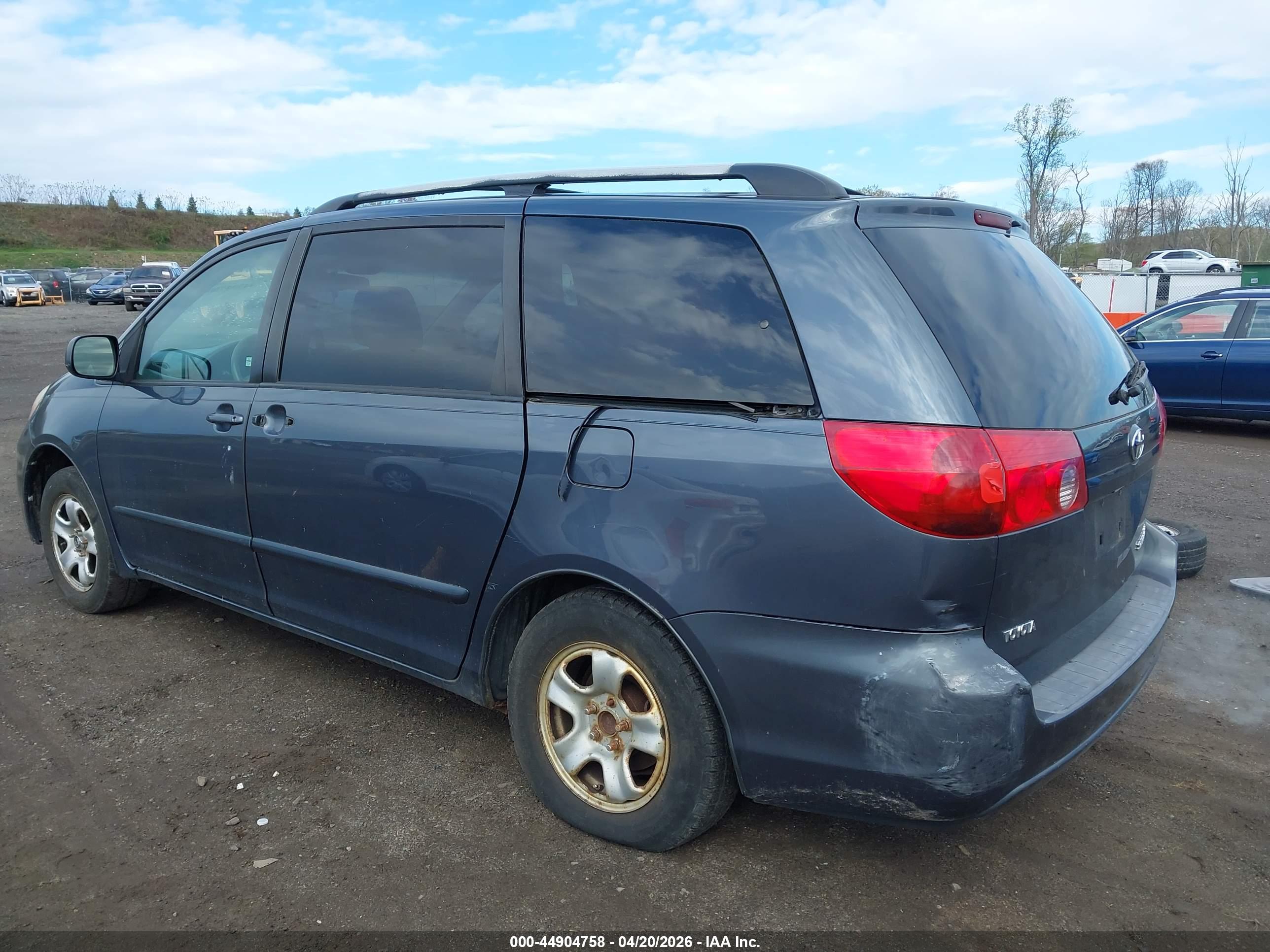 TOYOTA SIENNA image 6