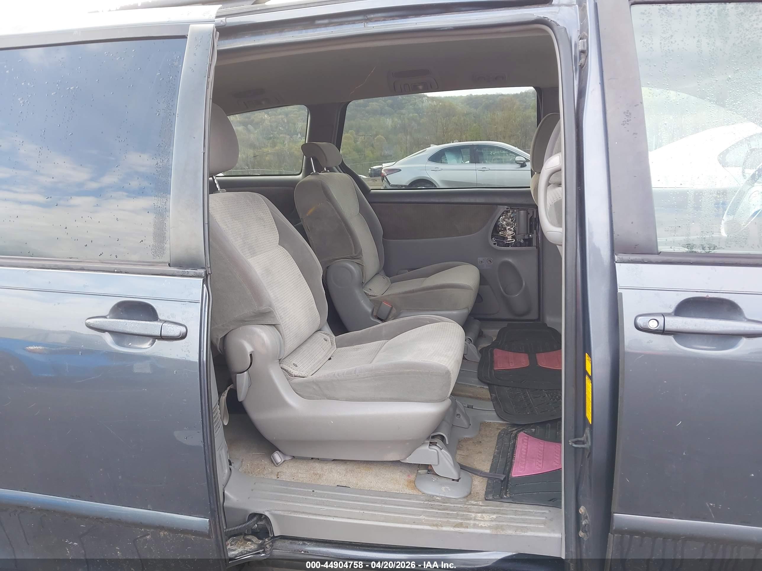 TOYOTA SIENNA image 8