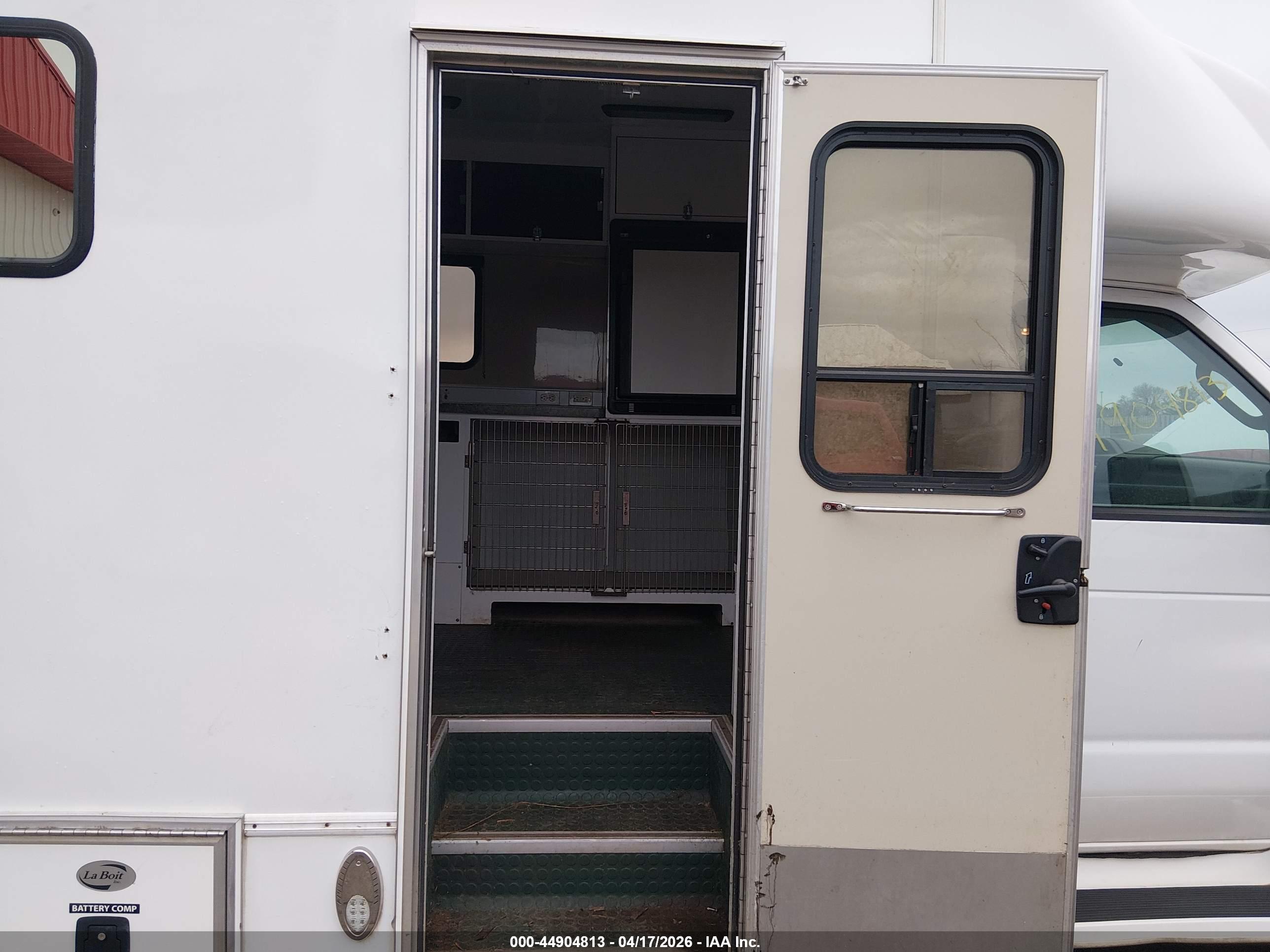 FORD E-450 image 8