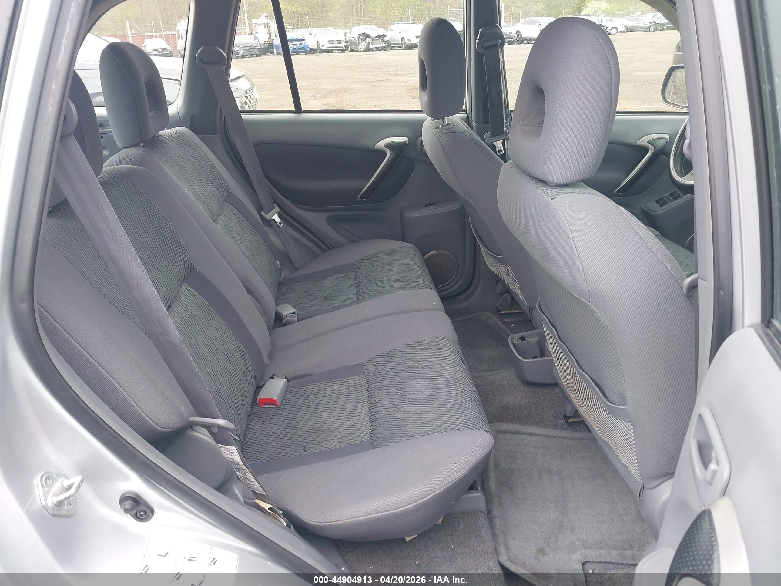 TOYOTA RAV4 image 8