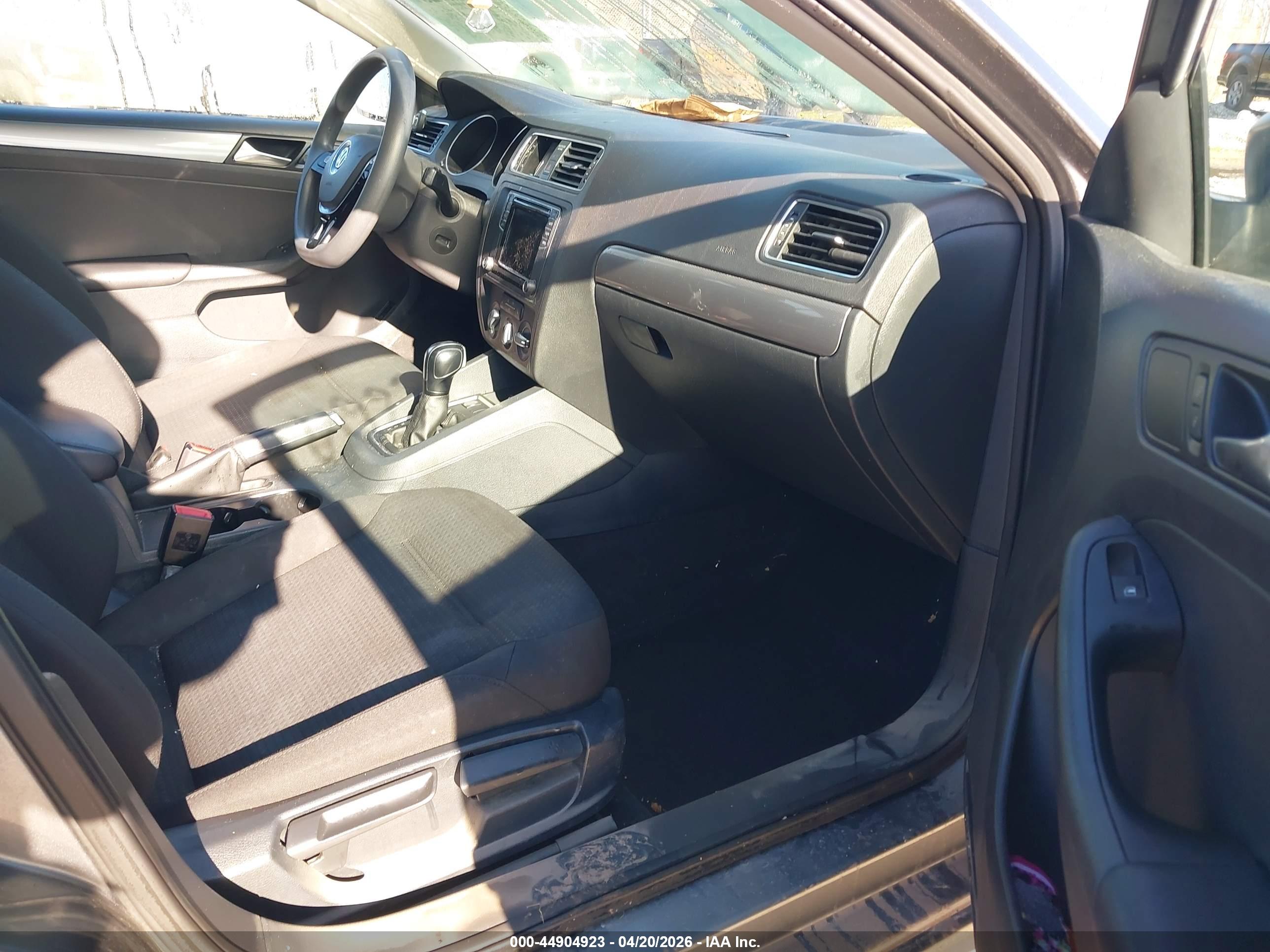 VOLKSWAGEN JETTA image 5