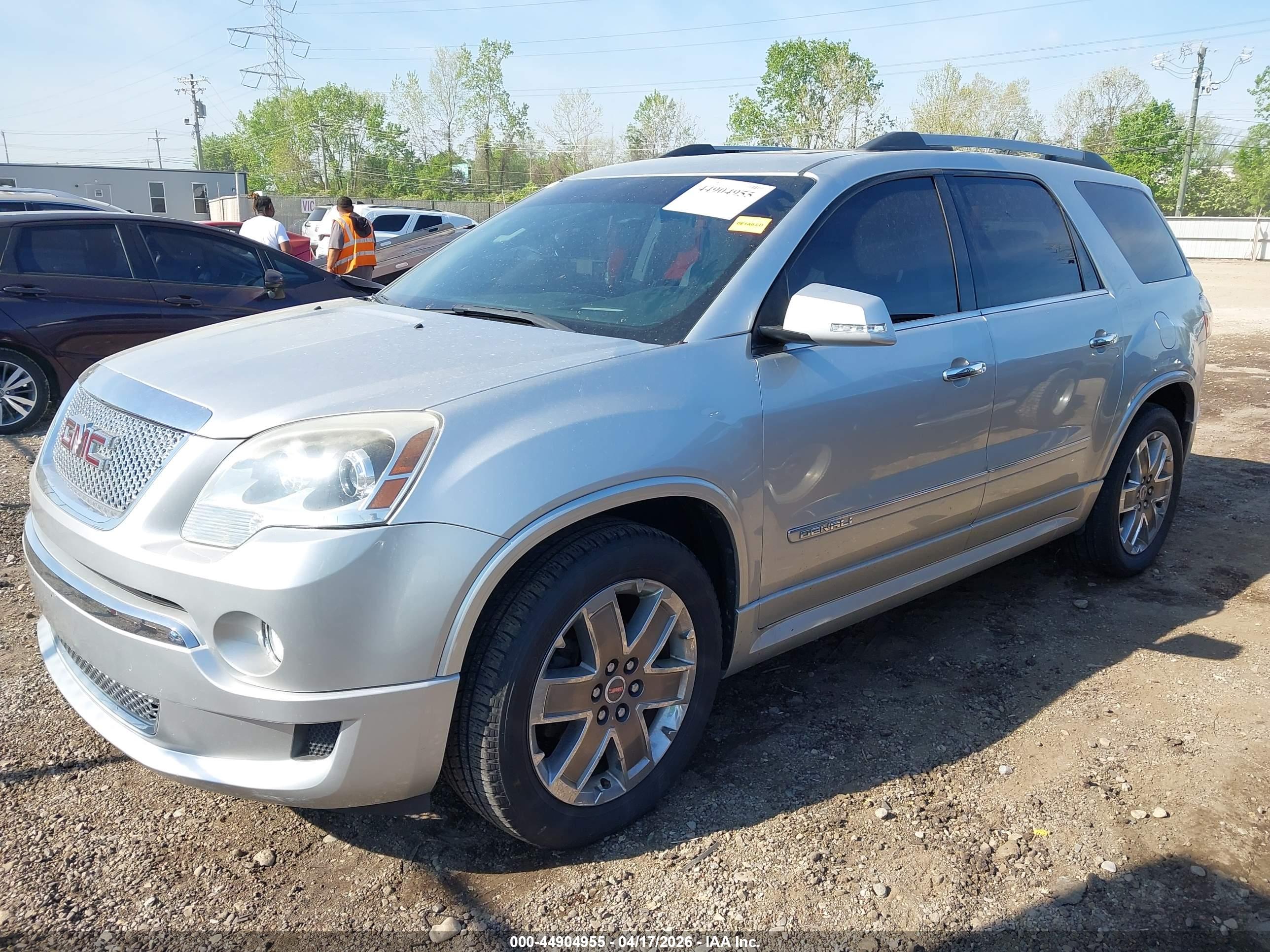 GMC ACADIA image 2