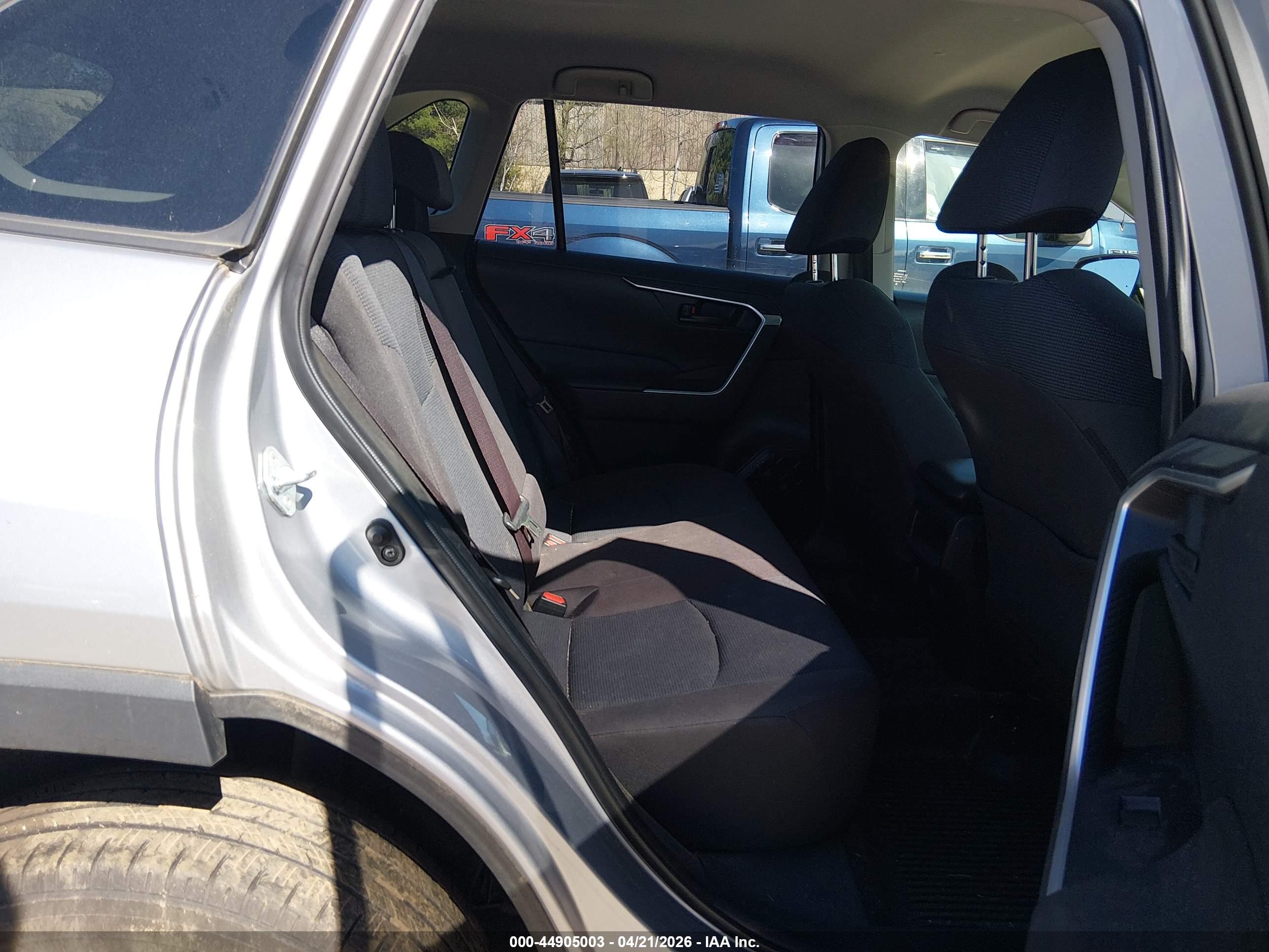 TOYOTA RAV4 image 8